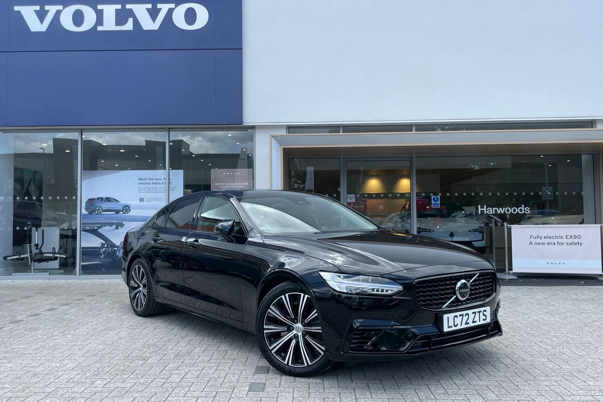 Volvo S90 focused image