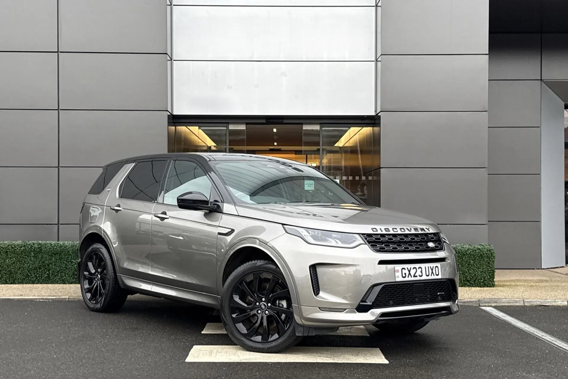 LAND ROVER DISCOVERY SPORT focused image
