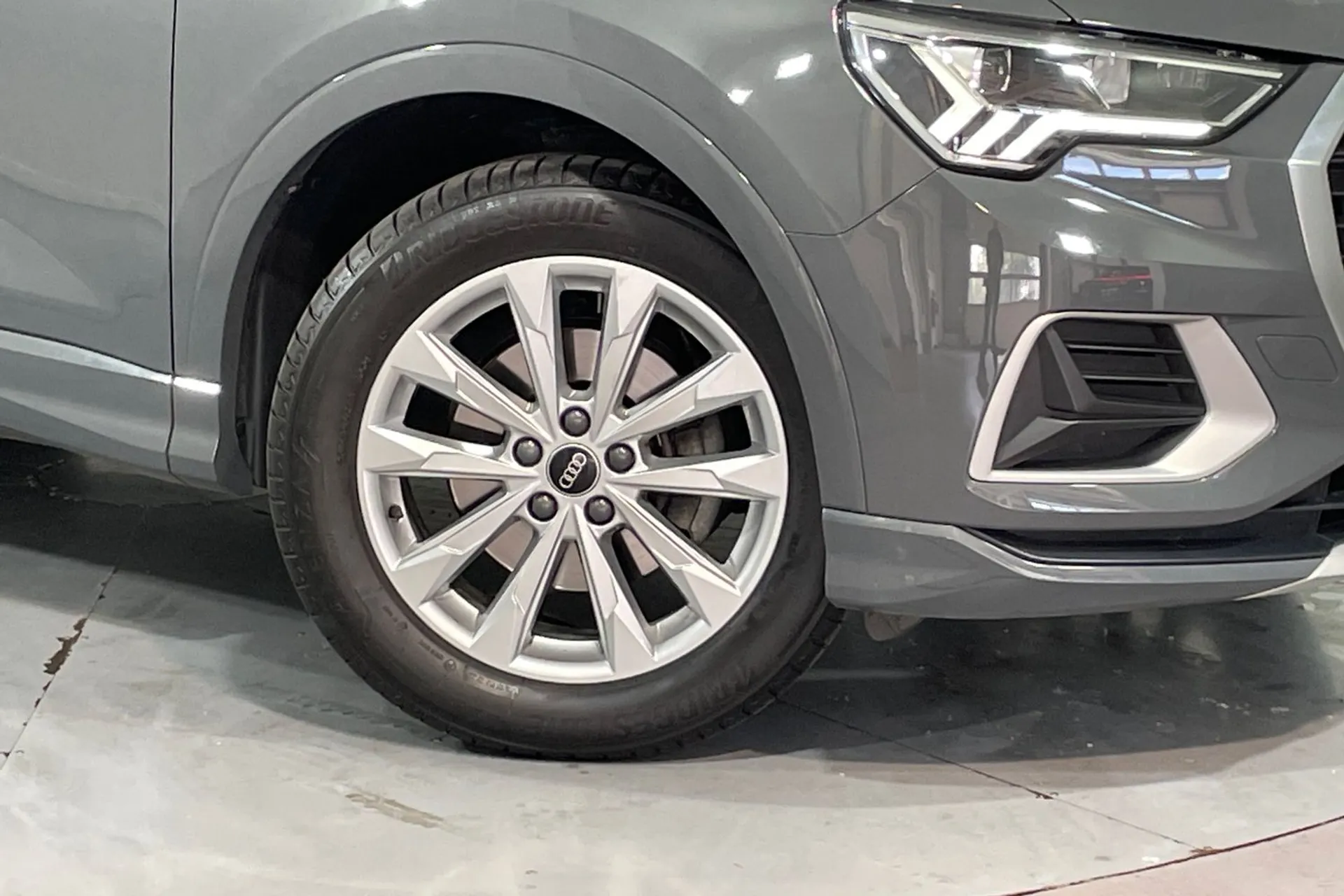 Audi Q3 thumbnail image number 10