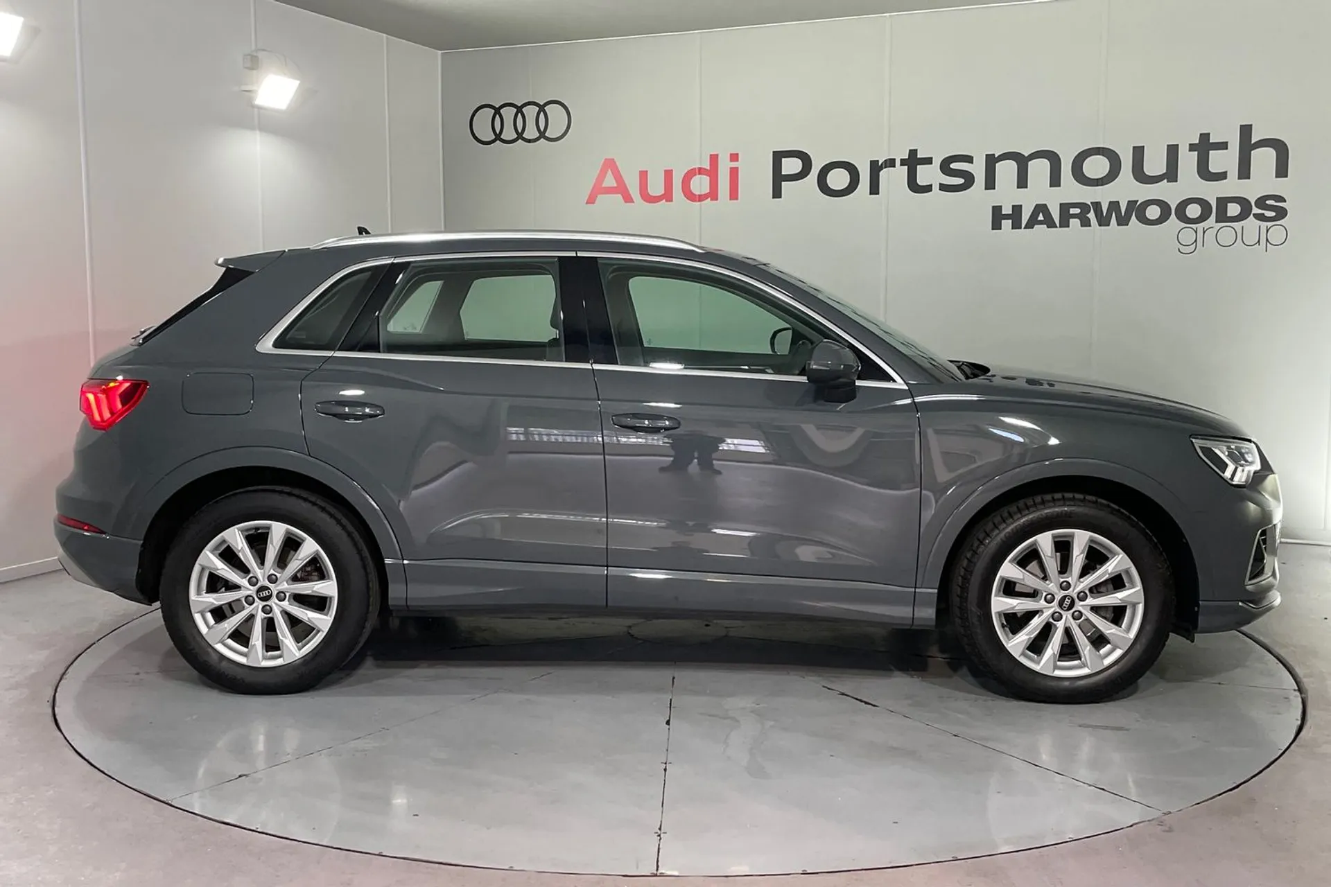 Audi Q3 thumbnail image number 2