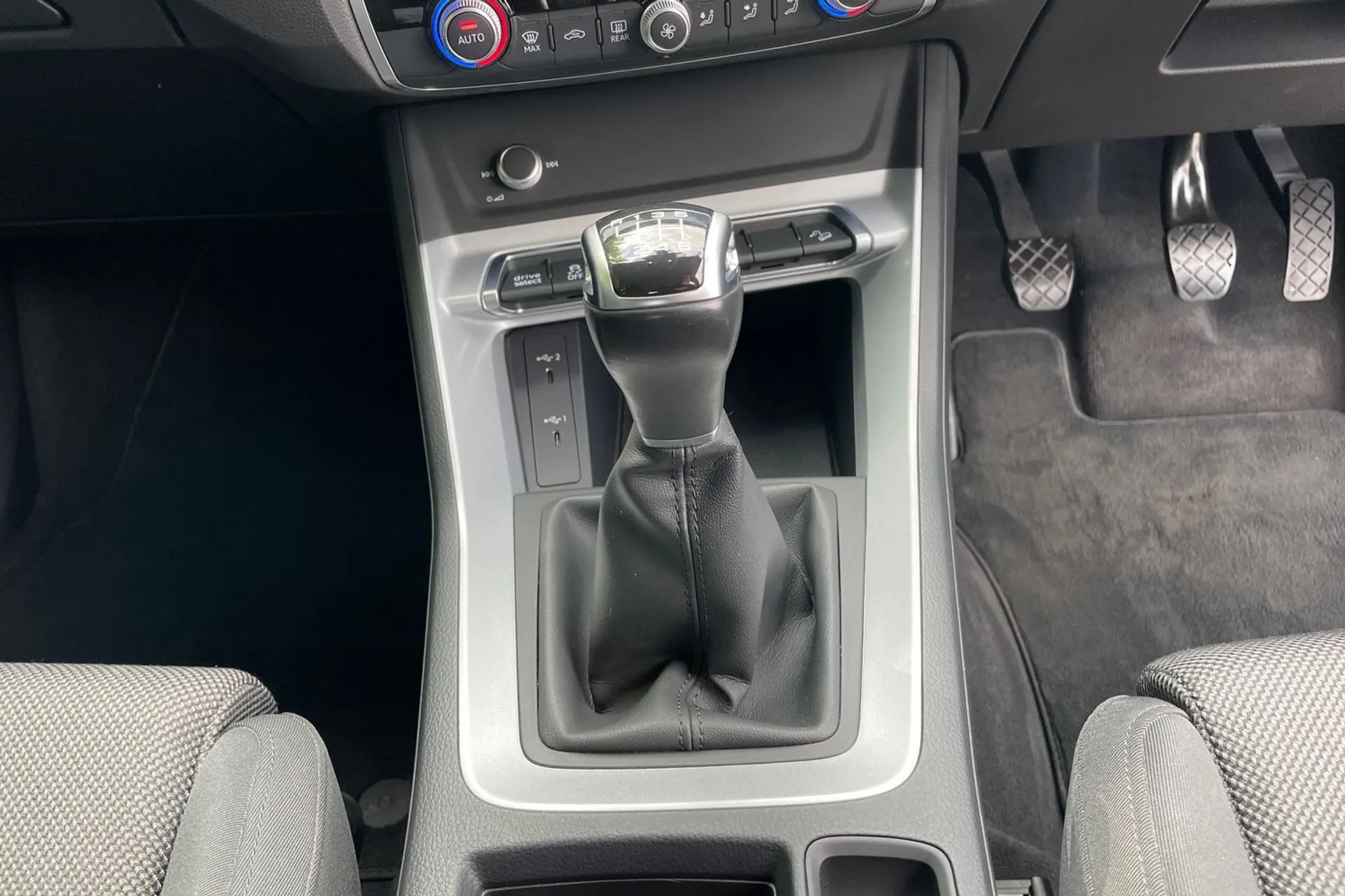 Audi Q3 thumbnail image number 40
