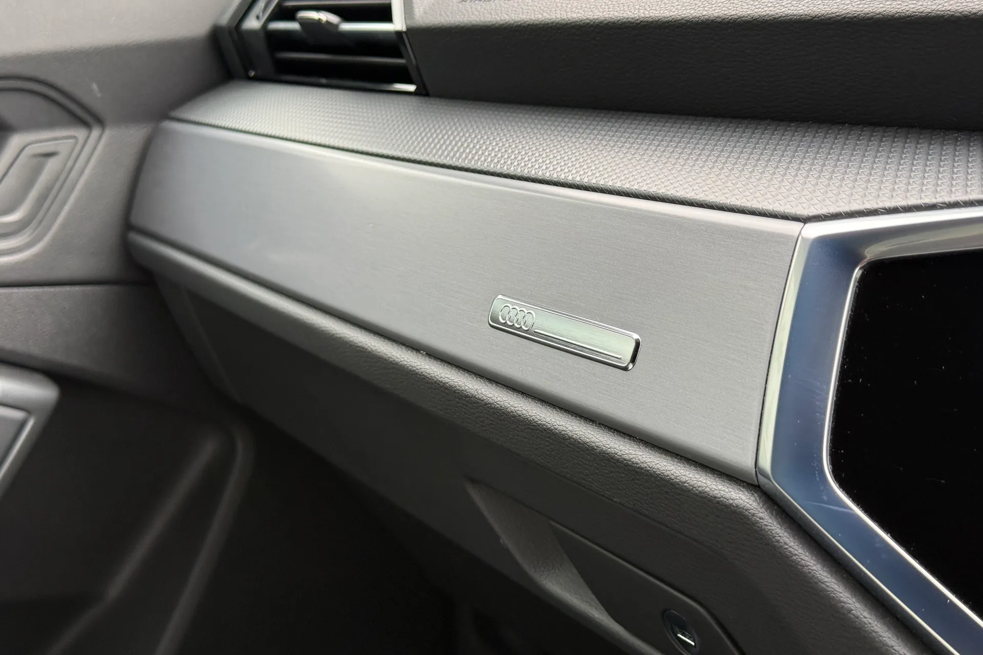 Audi Q3 thumbnail image number 14