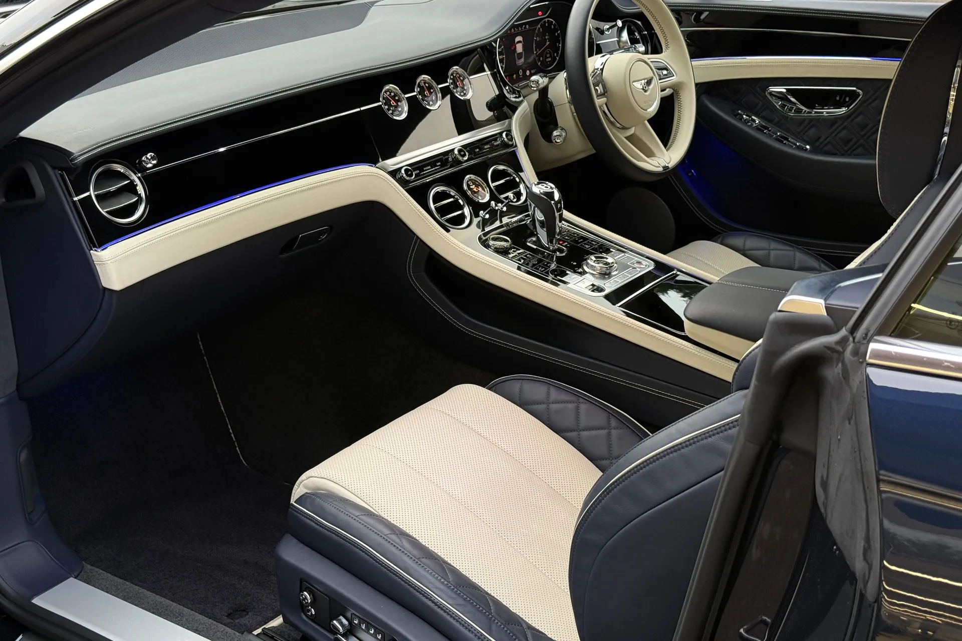 Bentley CONTINENTAL GT thumbnail image number 17