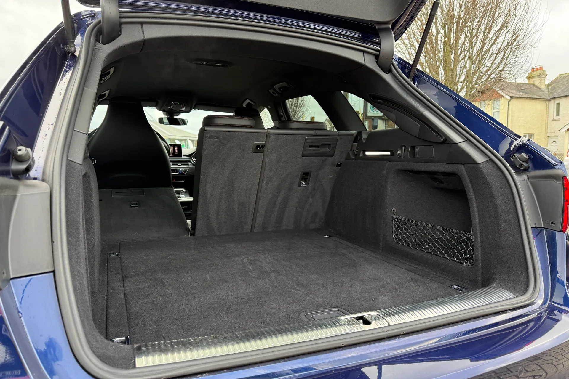 Audi RS4 thumbnail image number 37