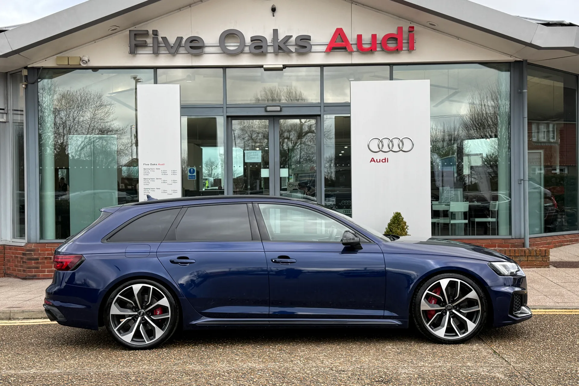 Audi RS4 thumbnail image number 2