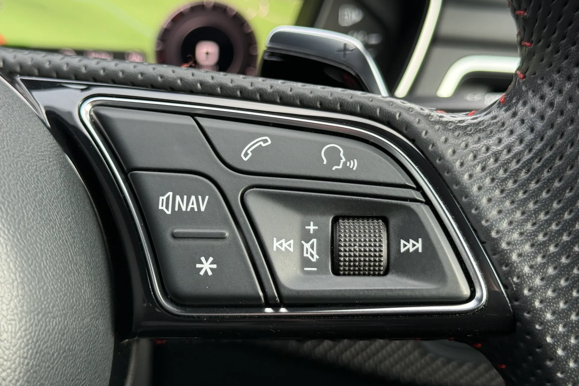 Audi RS4 thumbnail image number 23