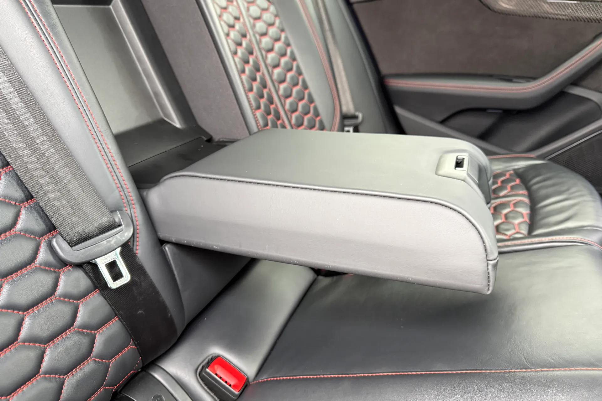 Audi RS4 thumbnail image number 48