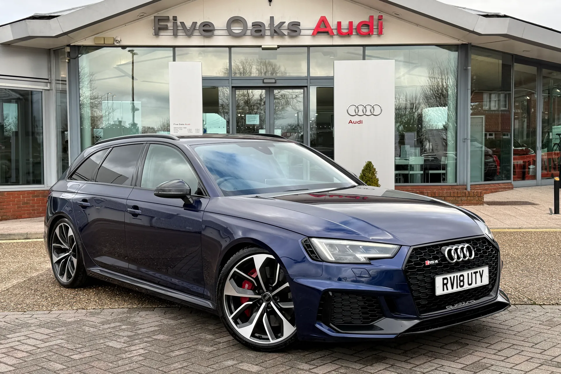 Audi RS4 focused image