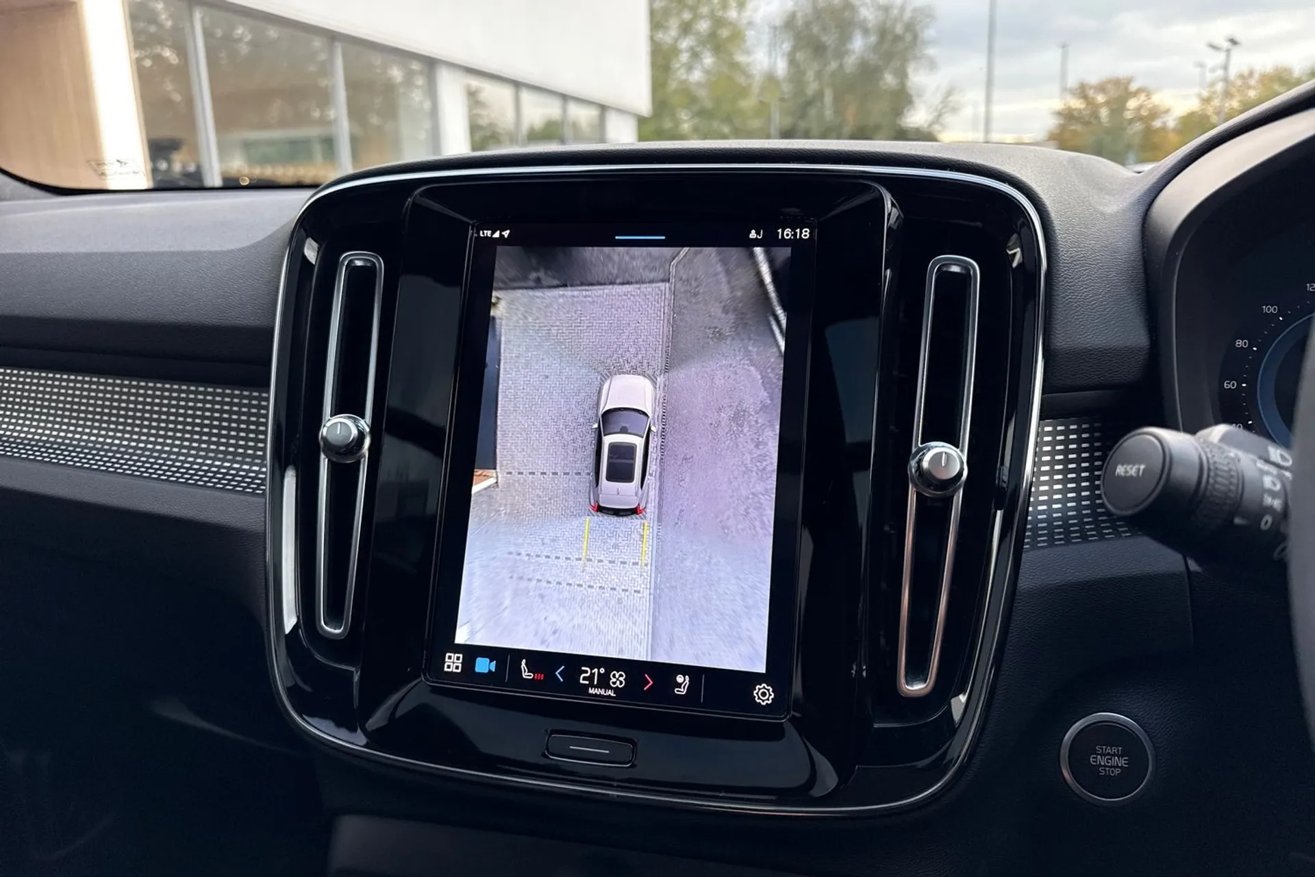 Volvo XC40 thumbnail image number 4