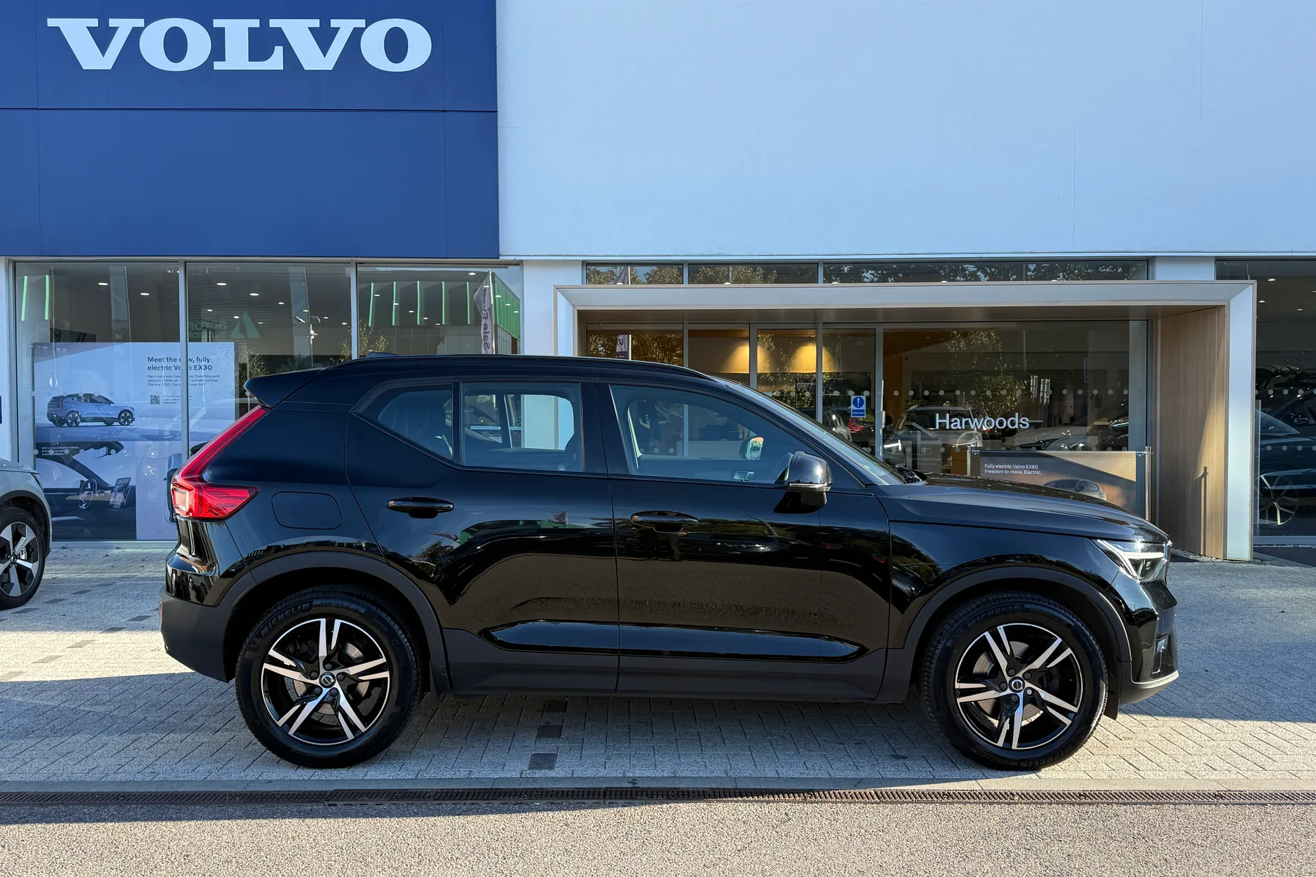 Volvo XC40 thumbnail image number 2