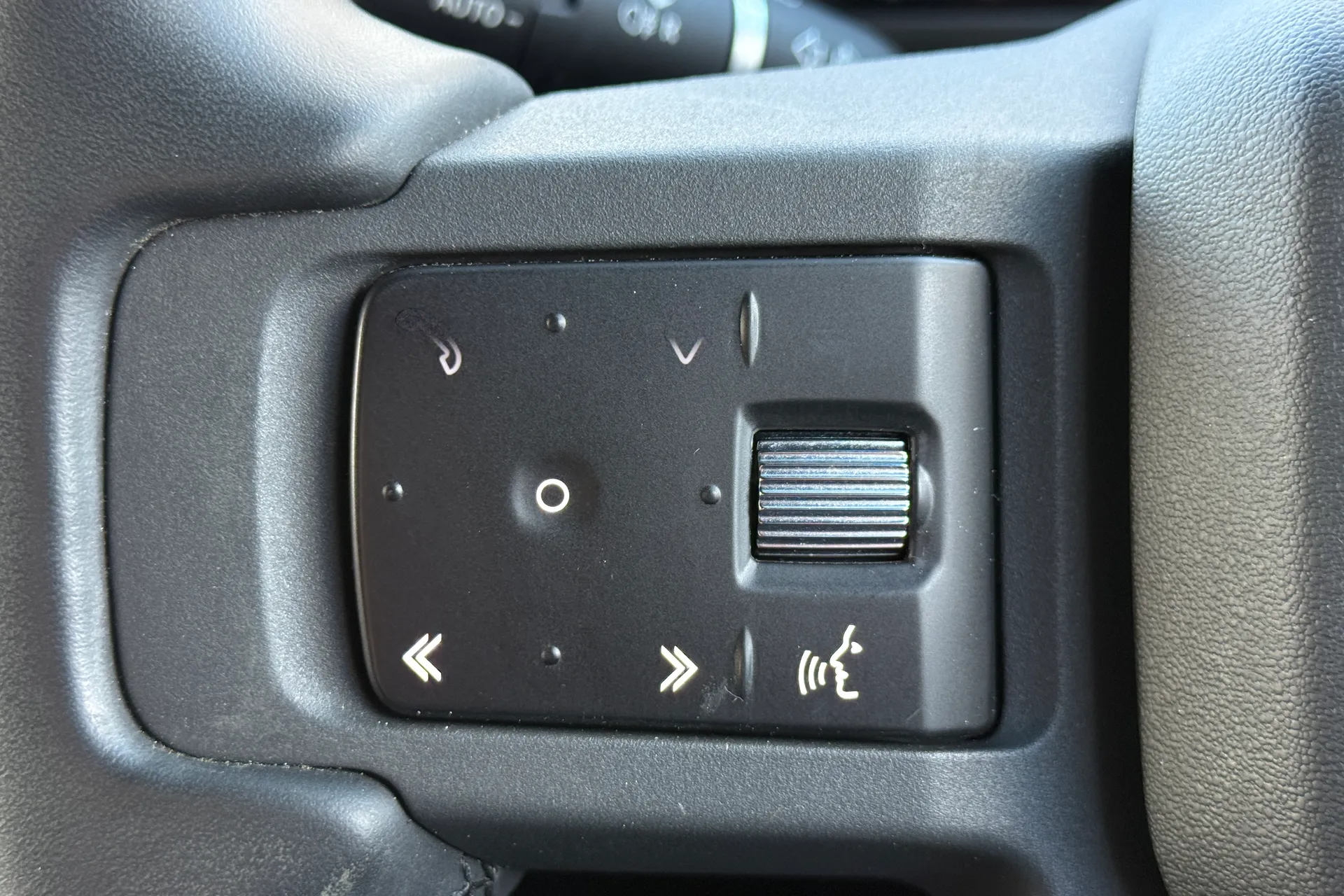 LAND ROVER DEFENDER thumbnail image number 27