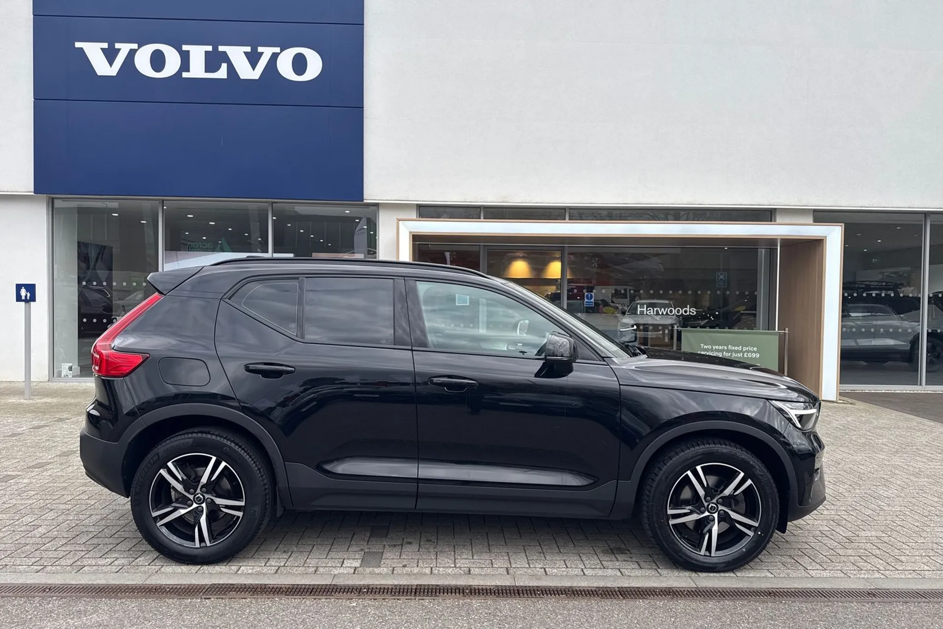 Volvo XC40 thumbnail image number 2