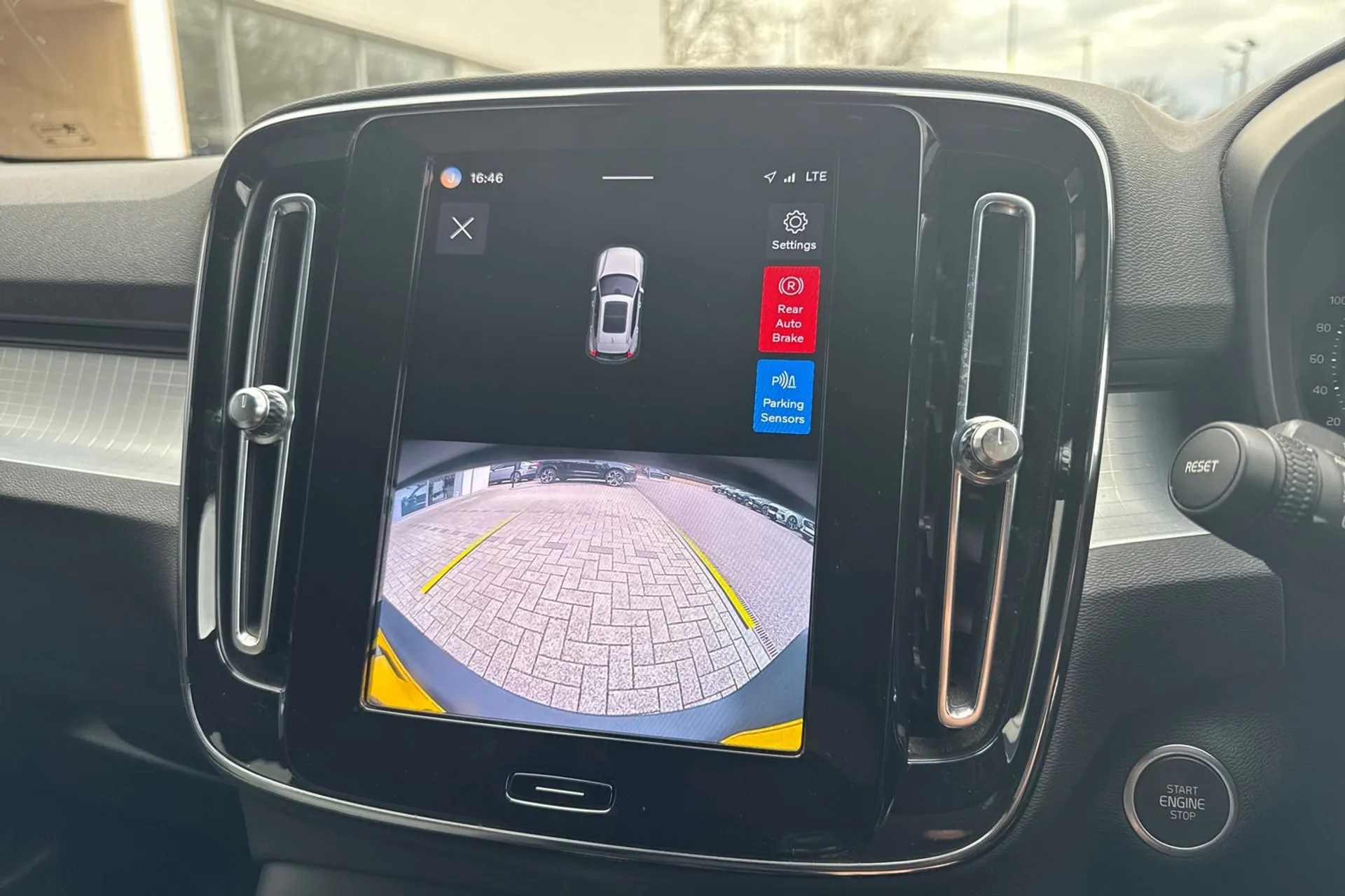 Volvo XC40 thumbnail image number 4