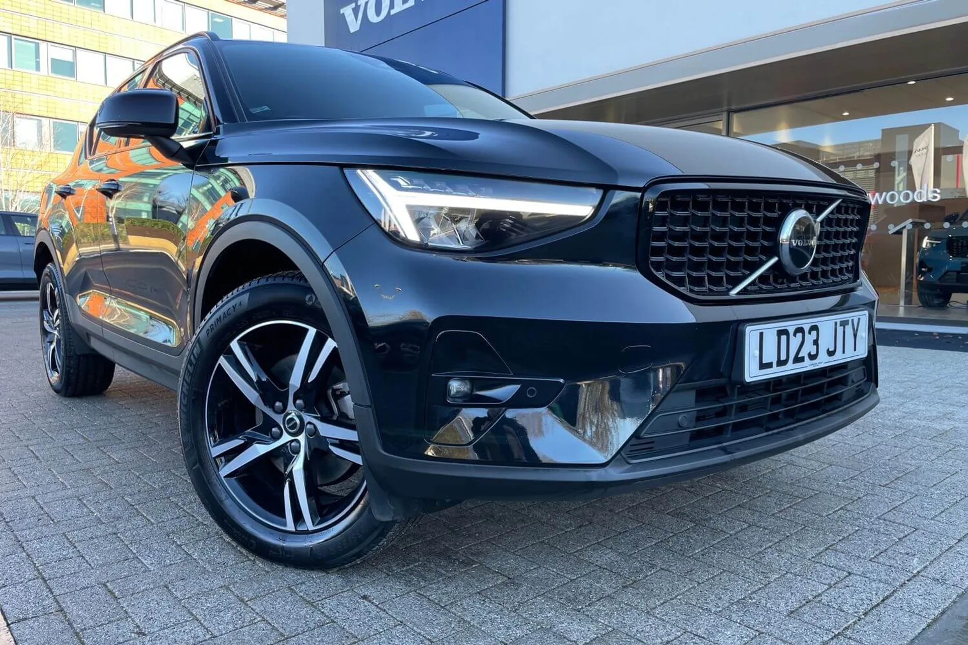 Volvo XC40 thumbnail image number 2