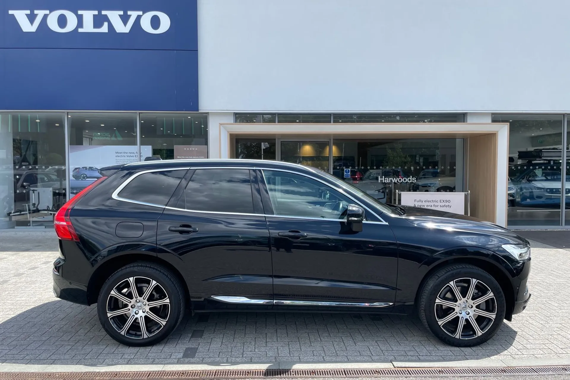 Volvo XC60 thumbnail image number 2