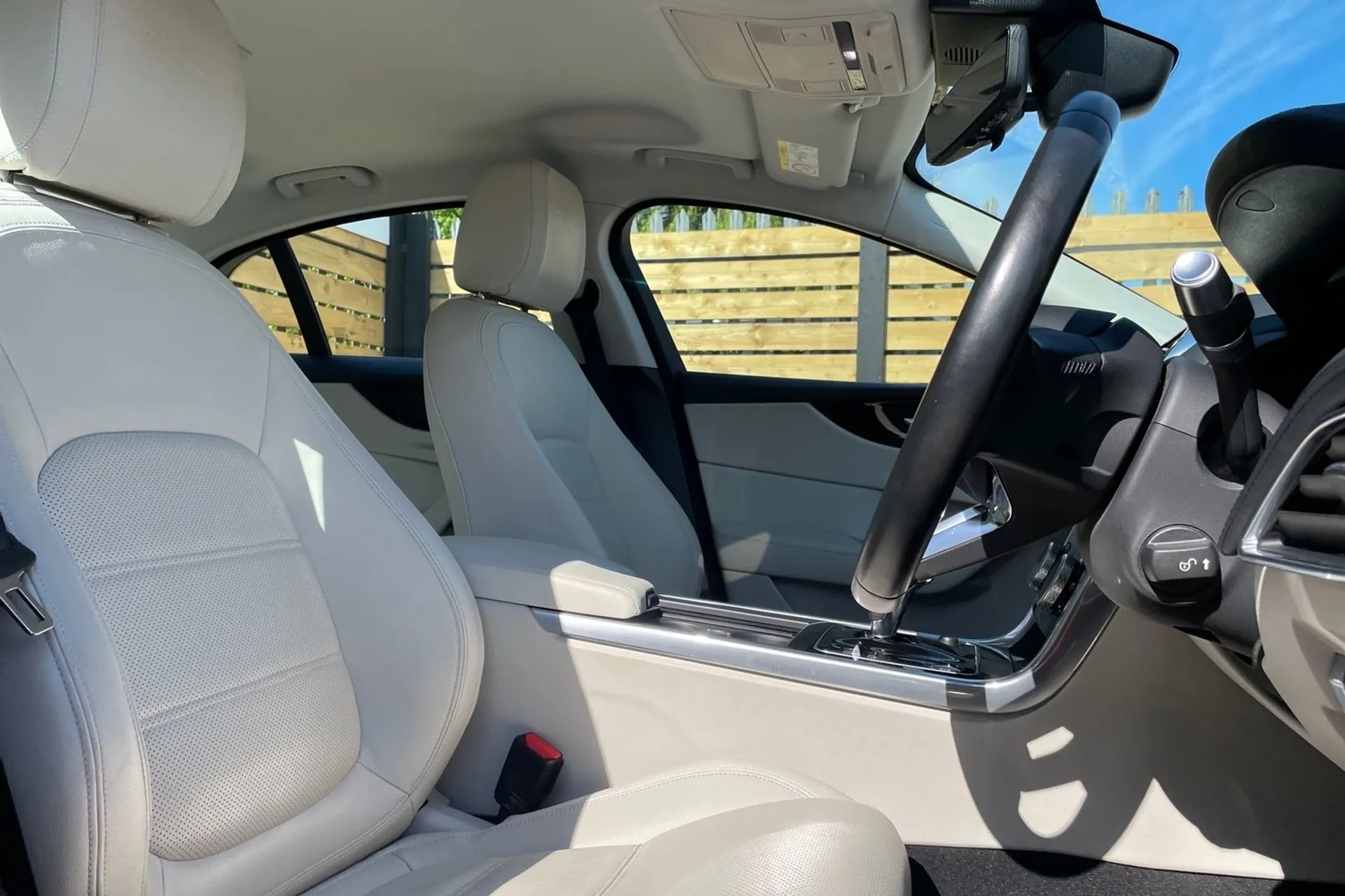 Jaguar XE thumbnail image number 26