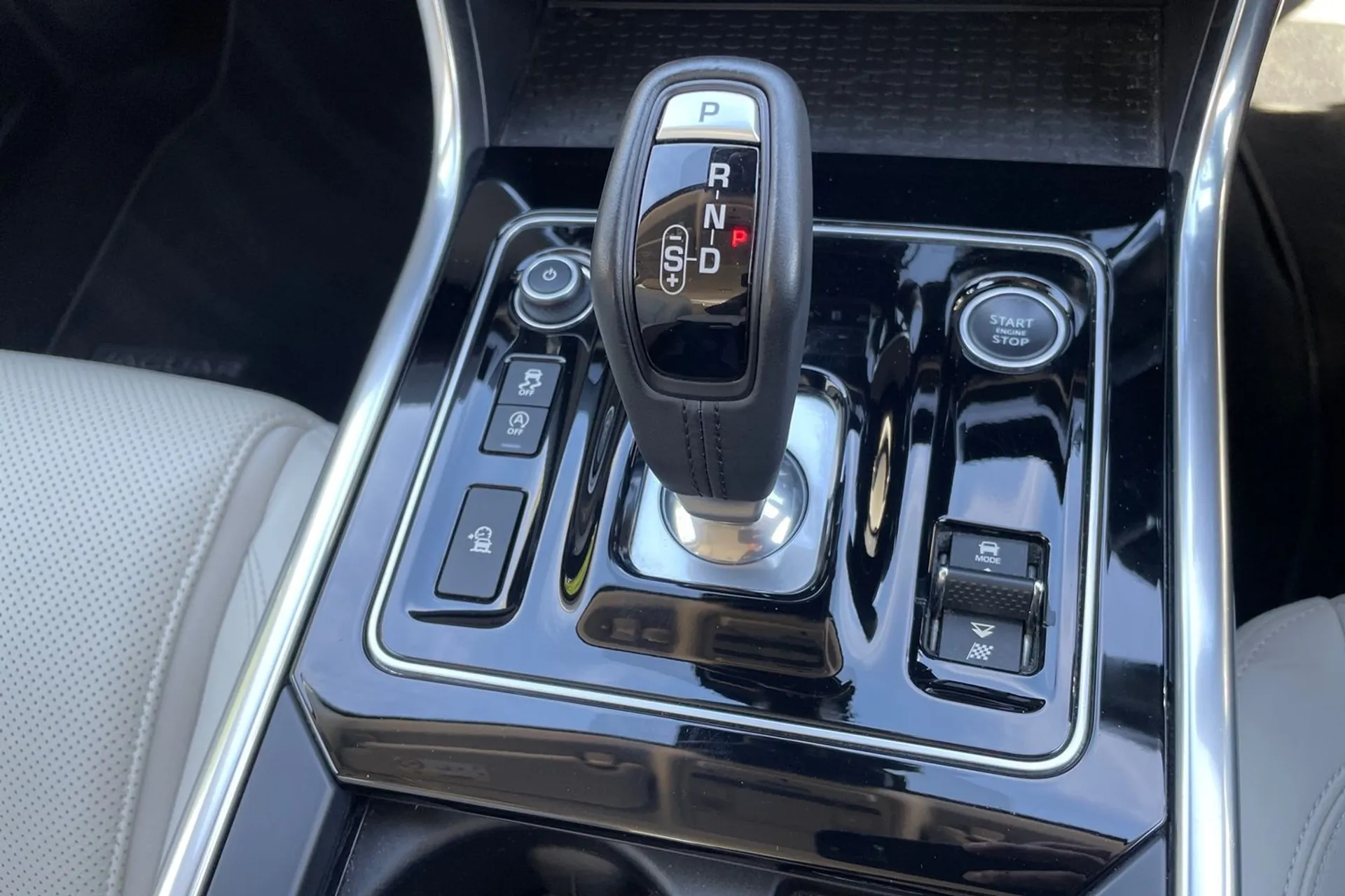 Jaguar XE thumbnail image number 42