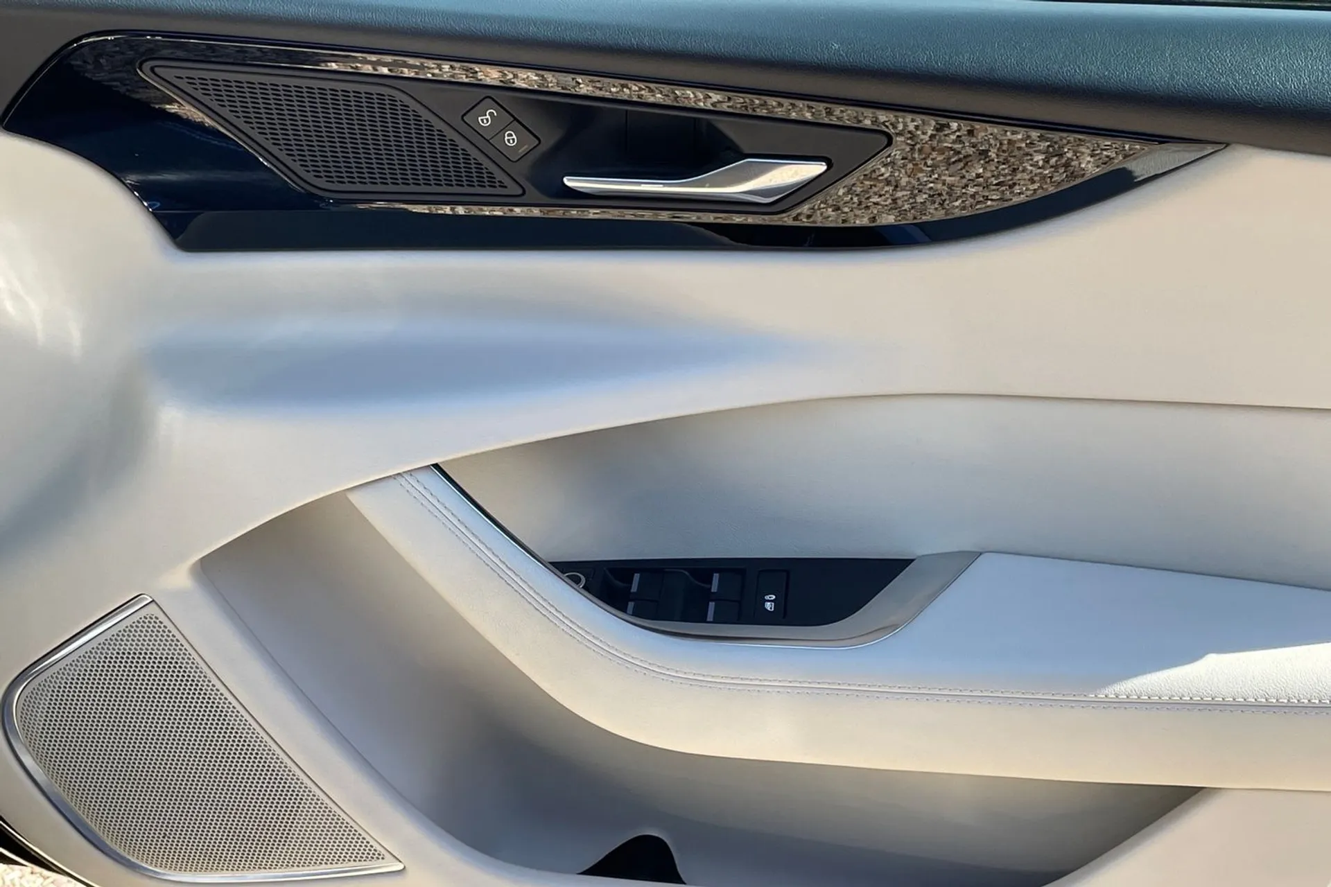 Jaguar XE thumbnail image number 40