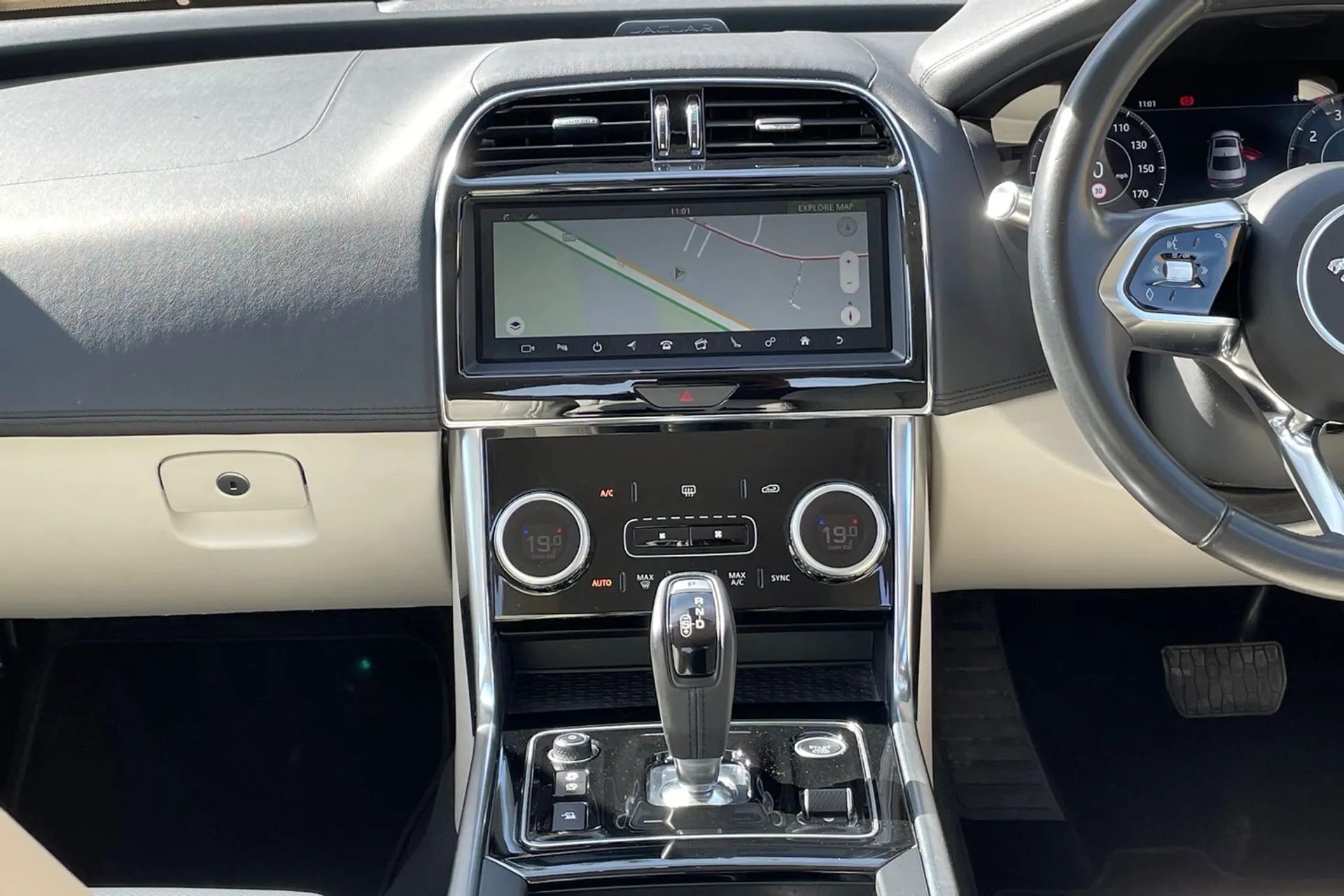 Jaguar XE thumbnail image number 36