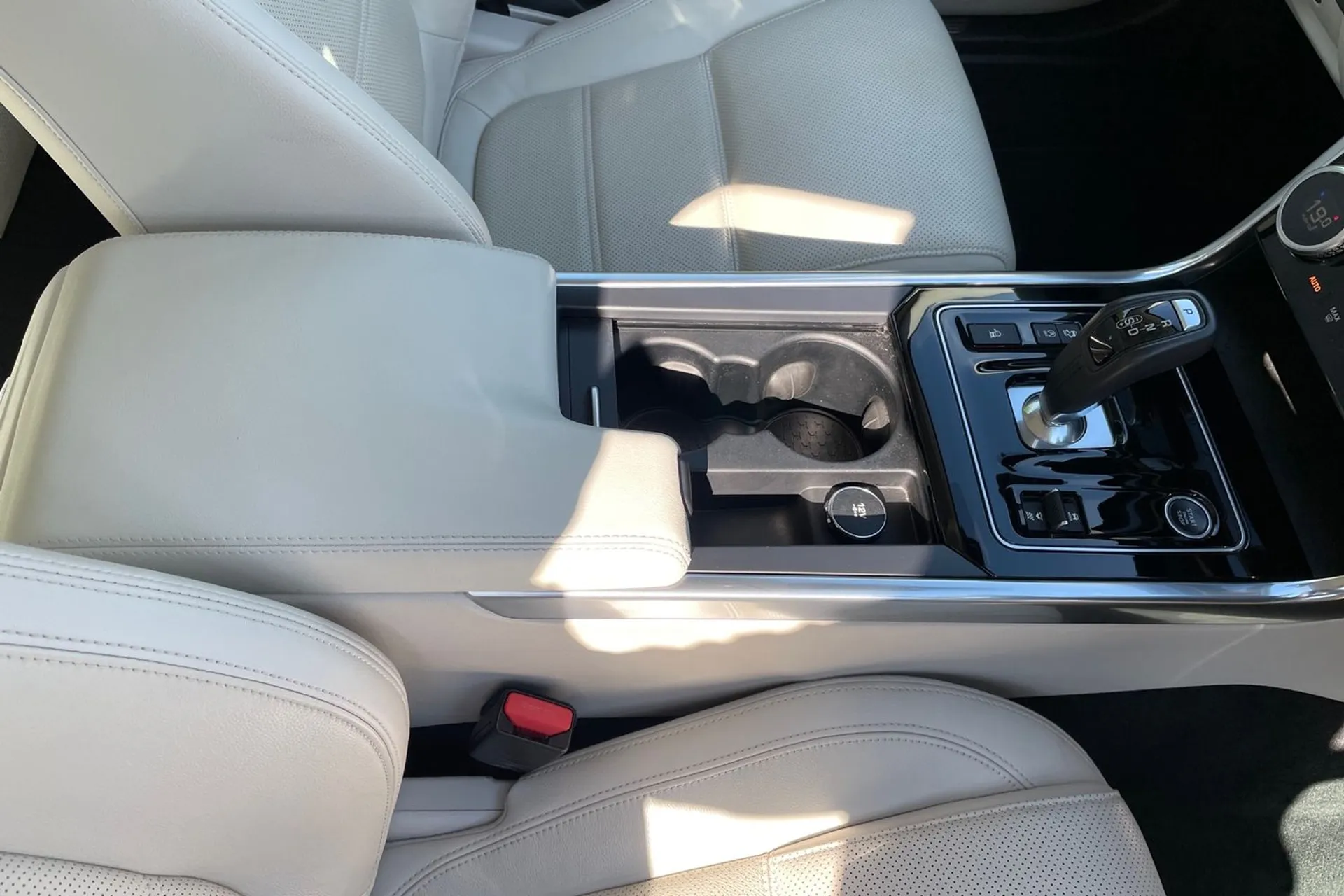 Jaguar XE thumbnail image number 41