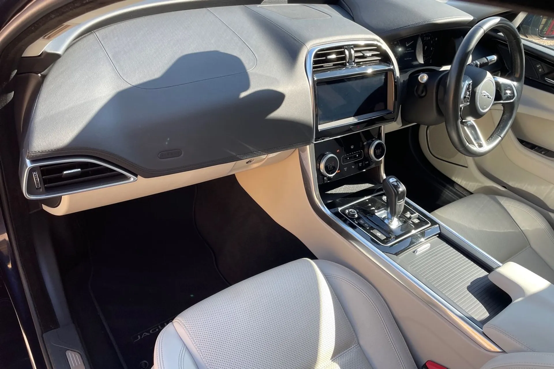 Jaguar XE thumbnail image number 28