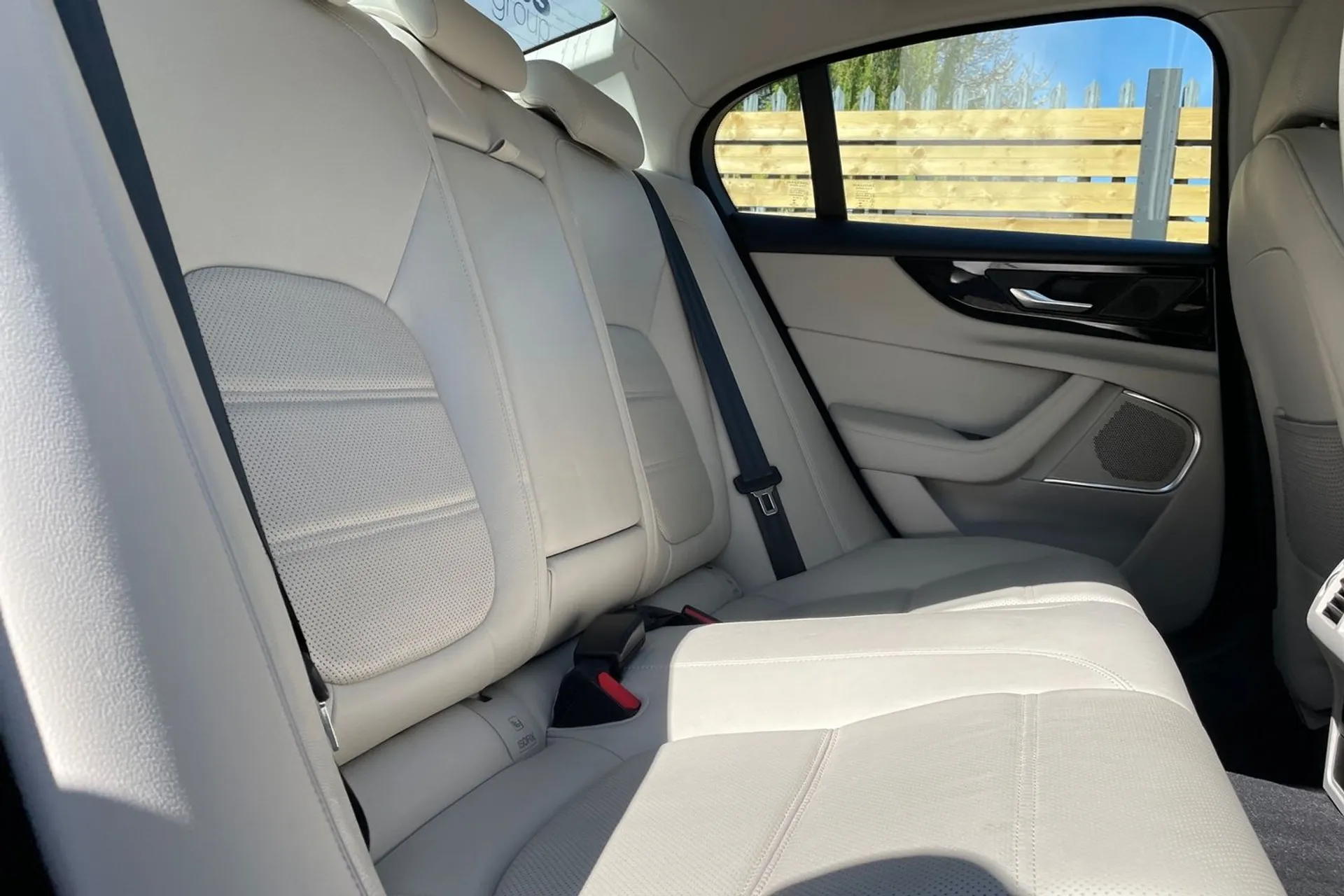 Jaguar XE thumbnail image number 23