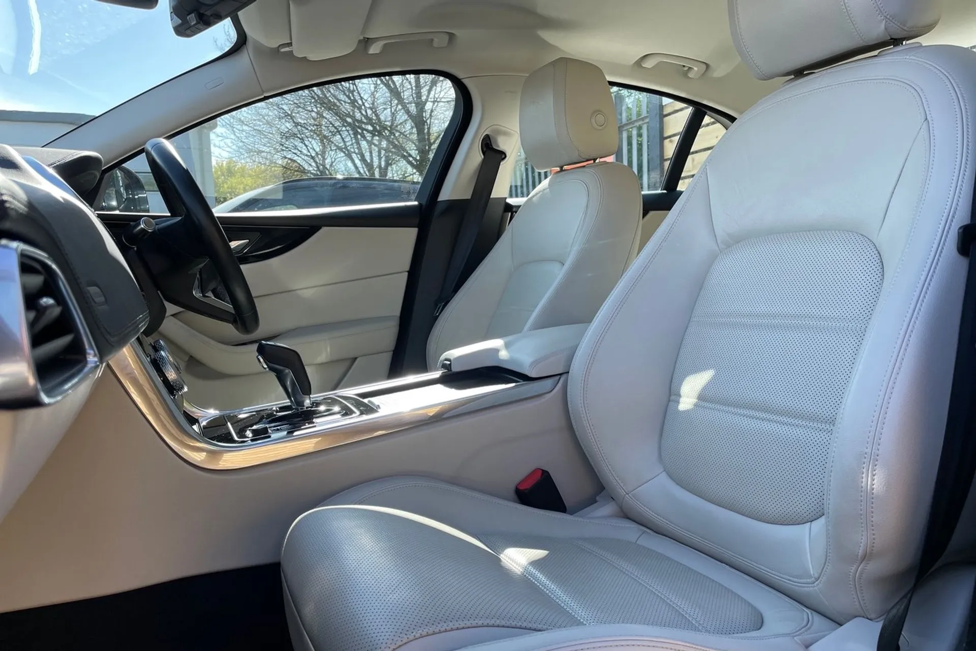 Jaguar XE thumbnail image number 29