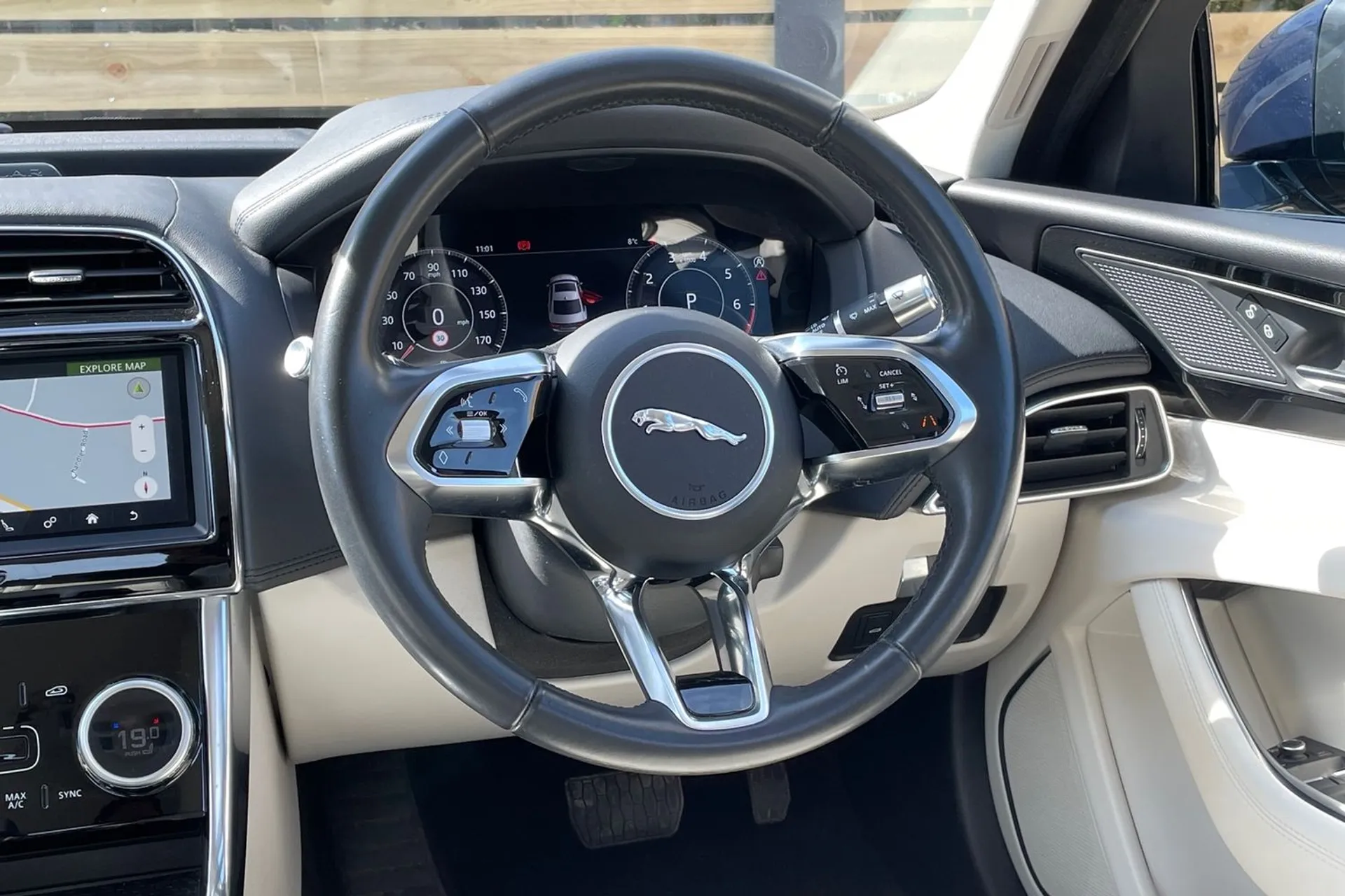 Jaguar XE thumbnail image number 35