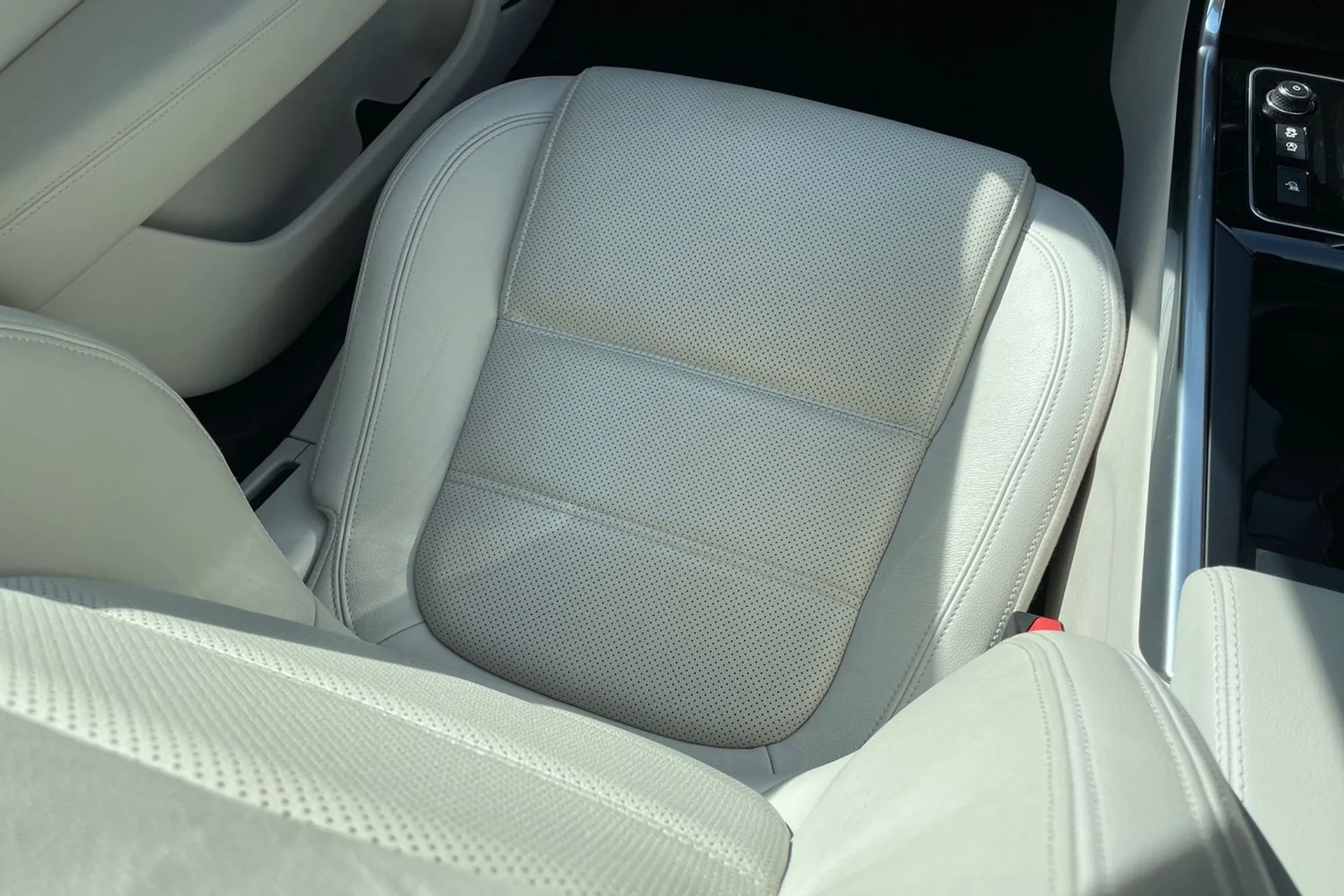 Jaguar XE thumbnail image number 33