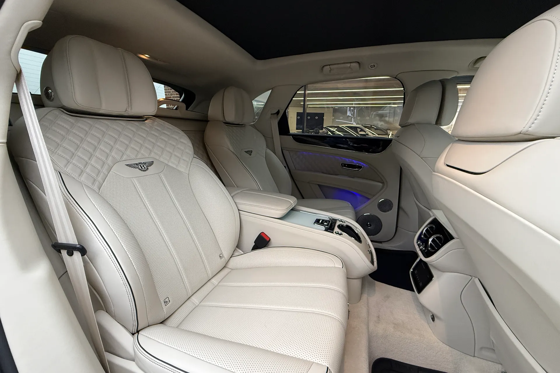 Bentley BENTAYGA thumbnail image number 32