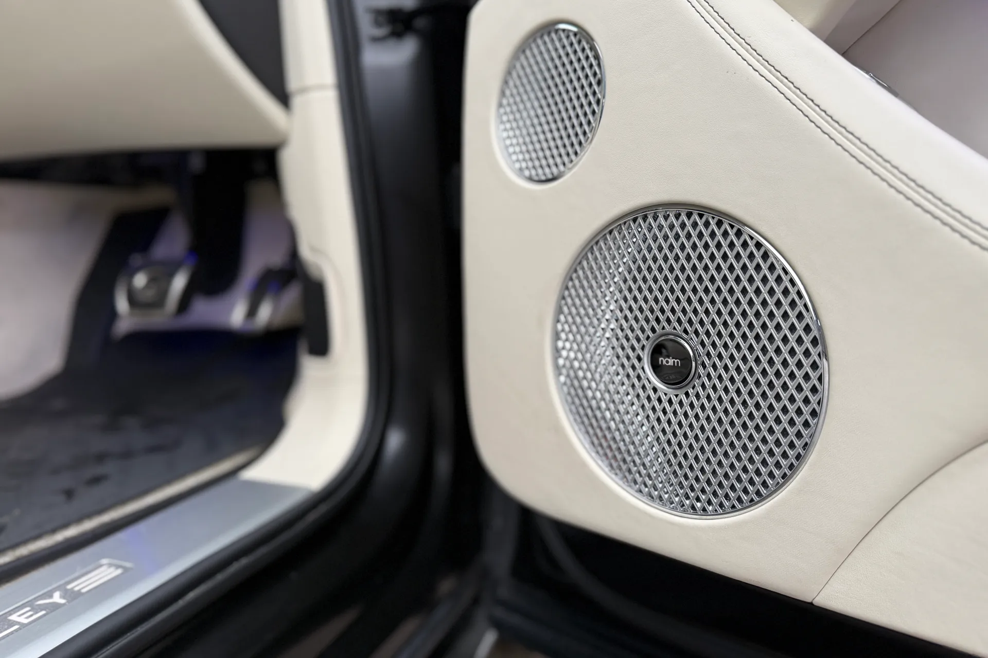 Bentley BENTAYGA thumbnail image number 21