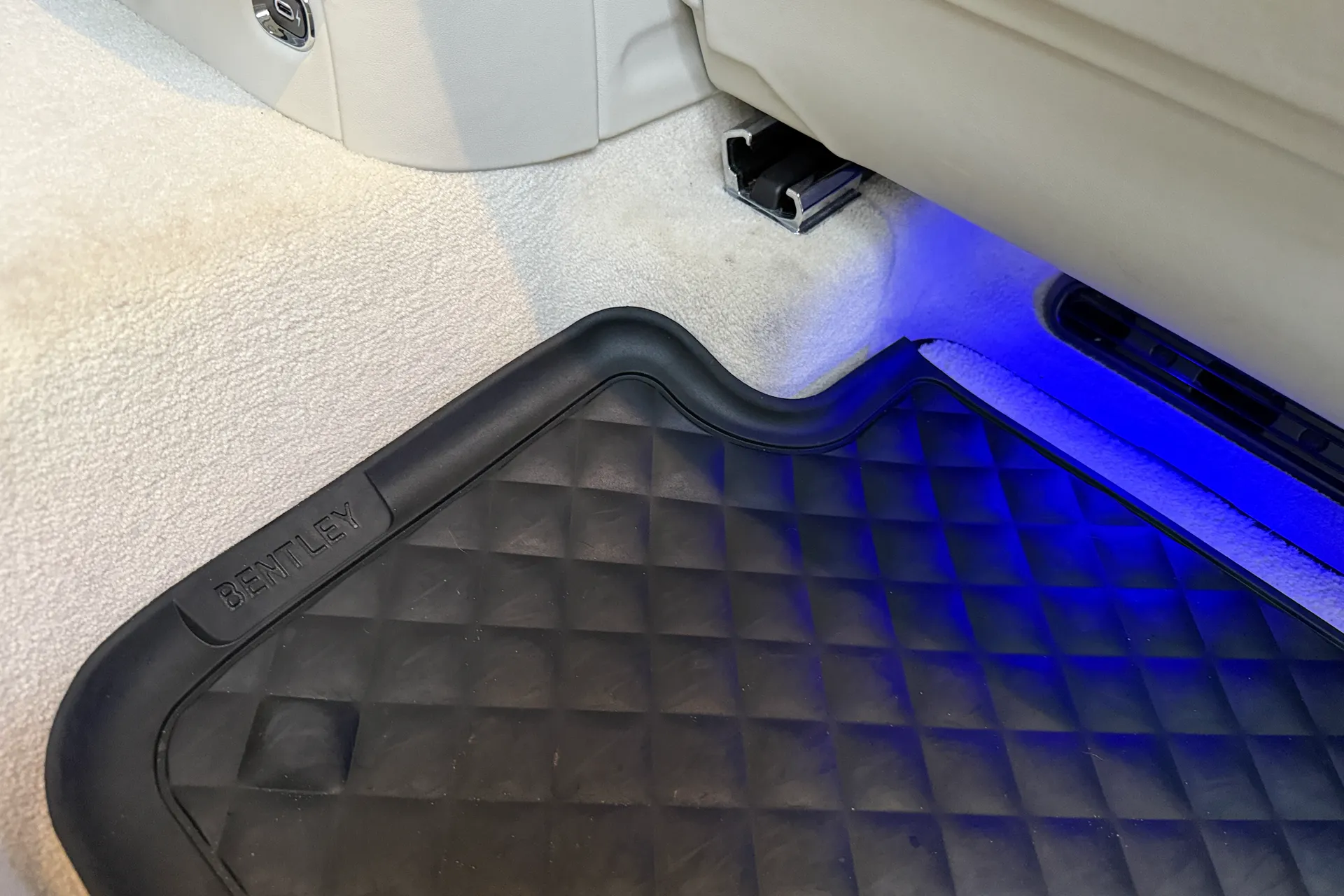 Bentley BENTAYGA thumbnail image number 34