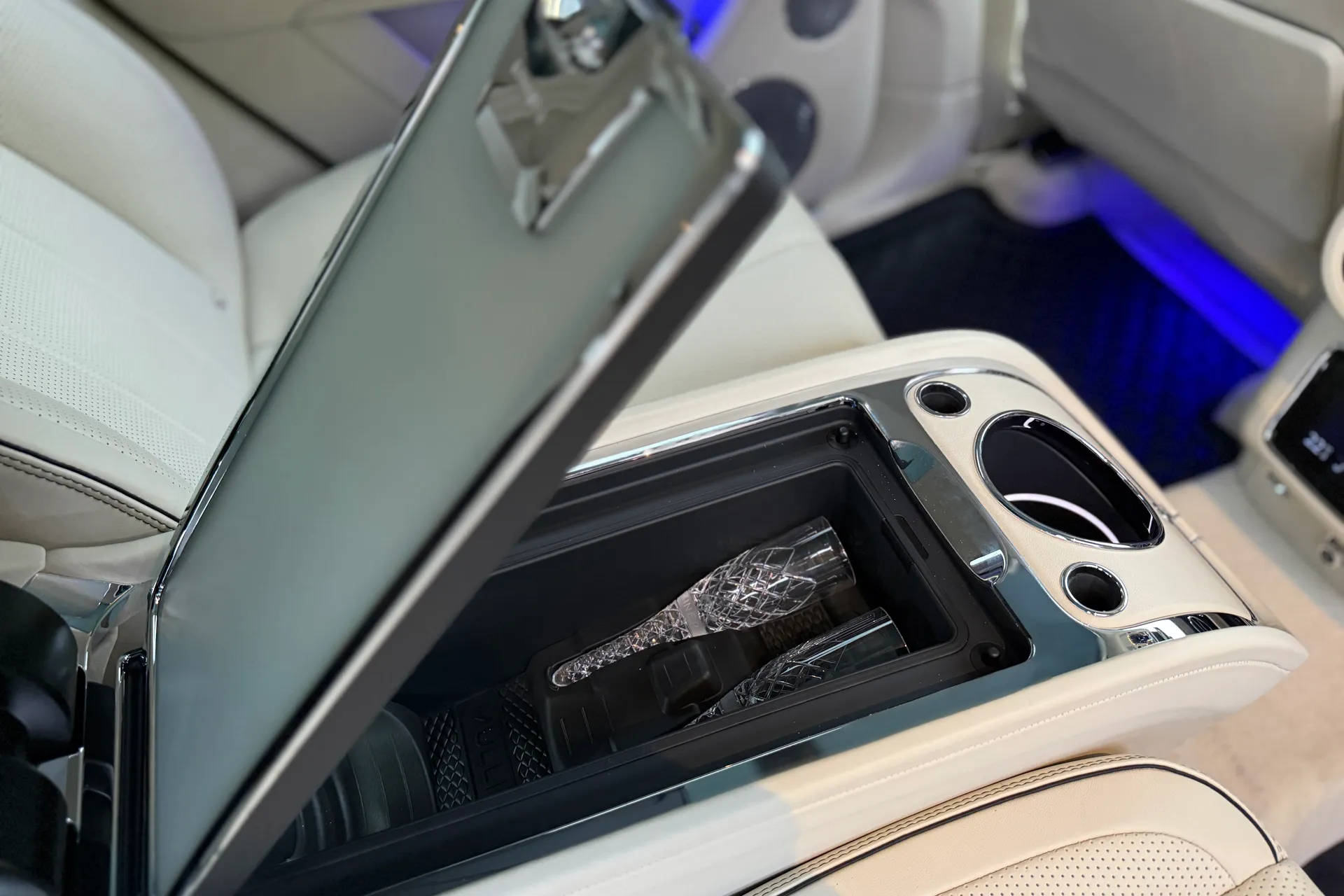 Bentley BENTAYGA thumbnail image number 8