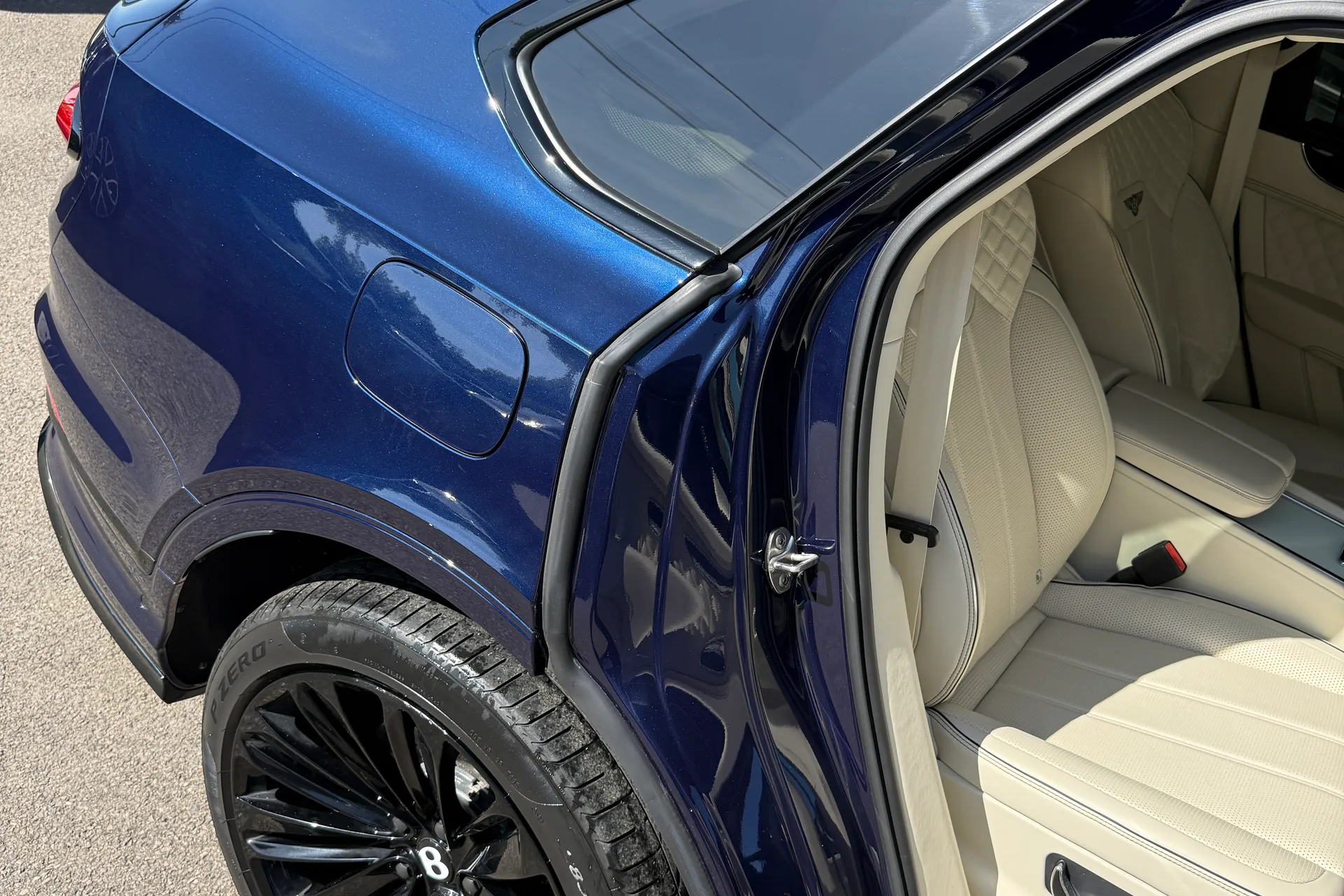 Bentley BENTAYGA thumbnail image number 16