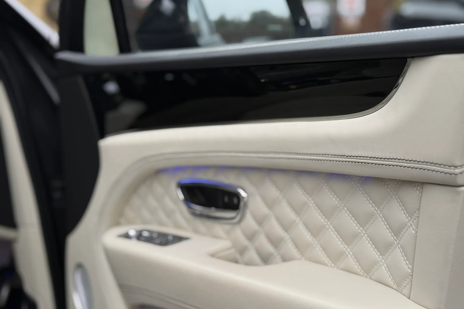 Bentley BENTAYGA thumbnail image number 19