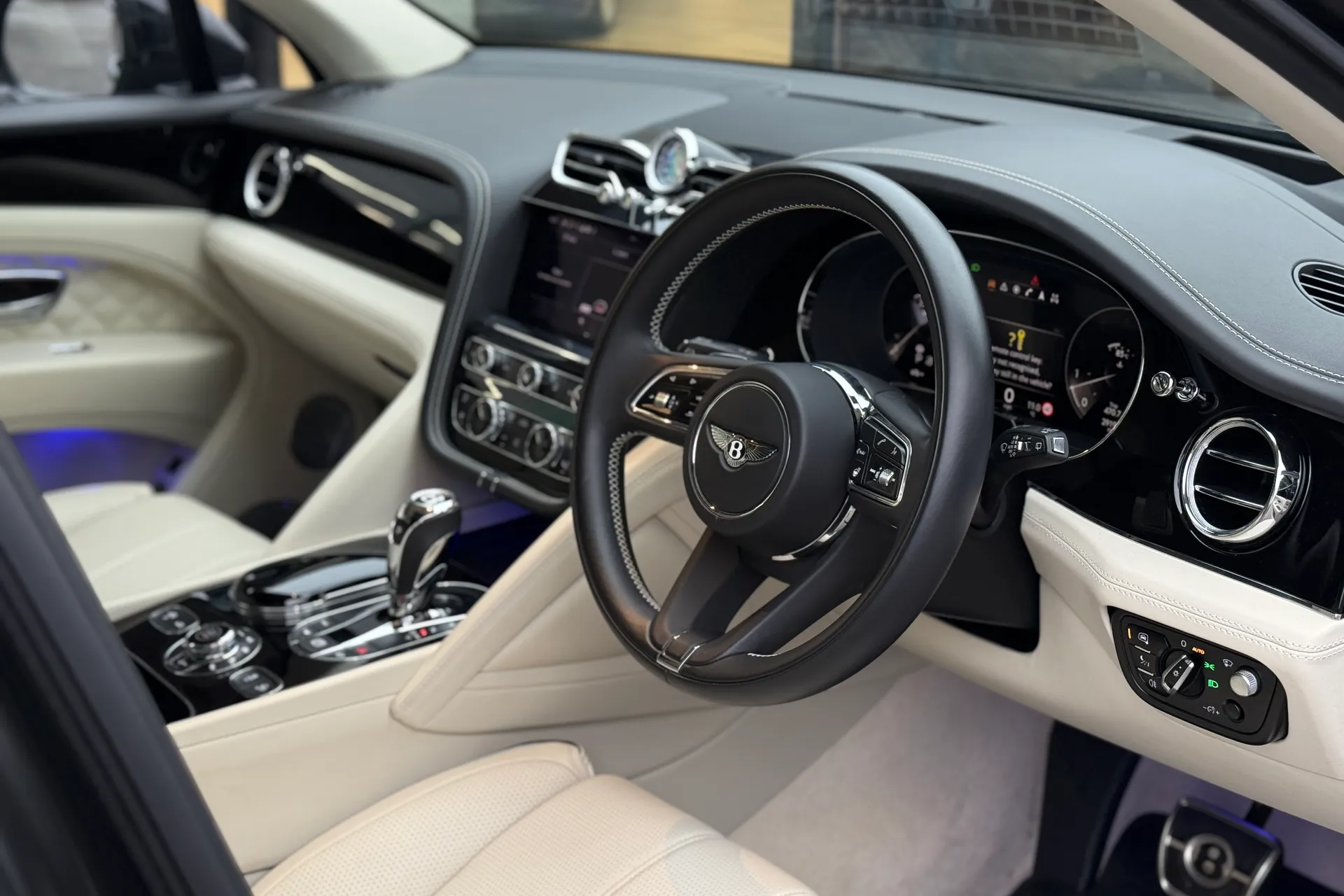 Bentley BENTAYGA thumbnail image number 18