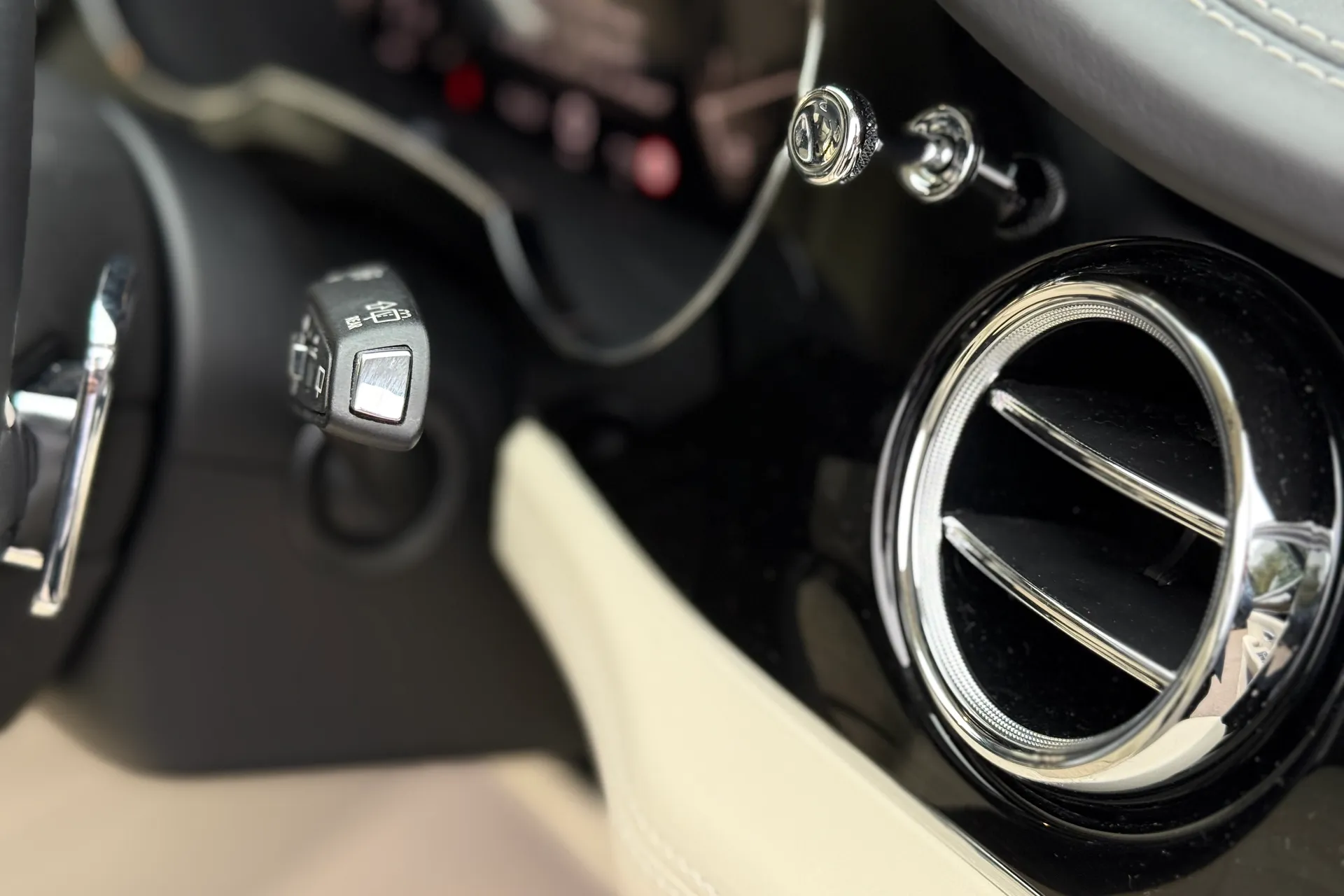 Bentley BENTAYGA thumbnail image number 23