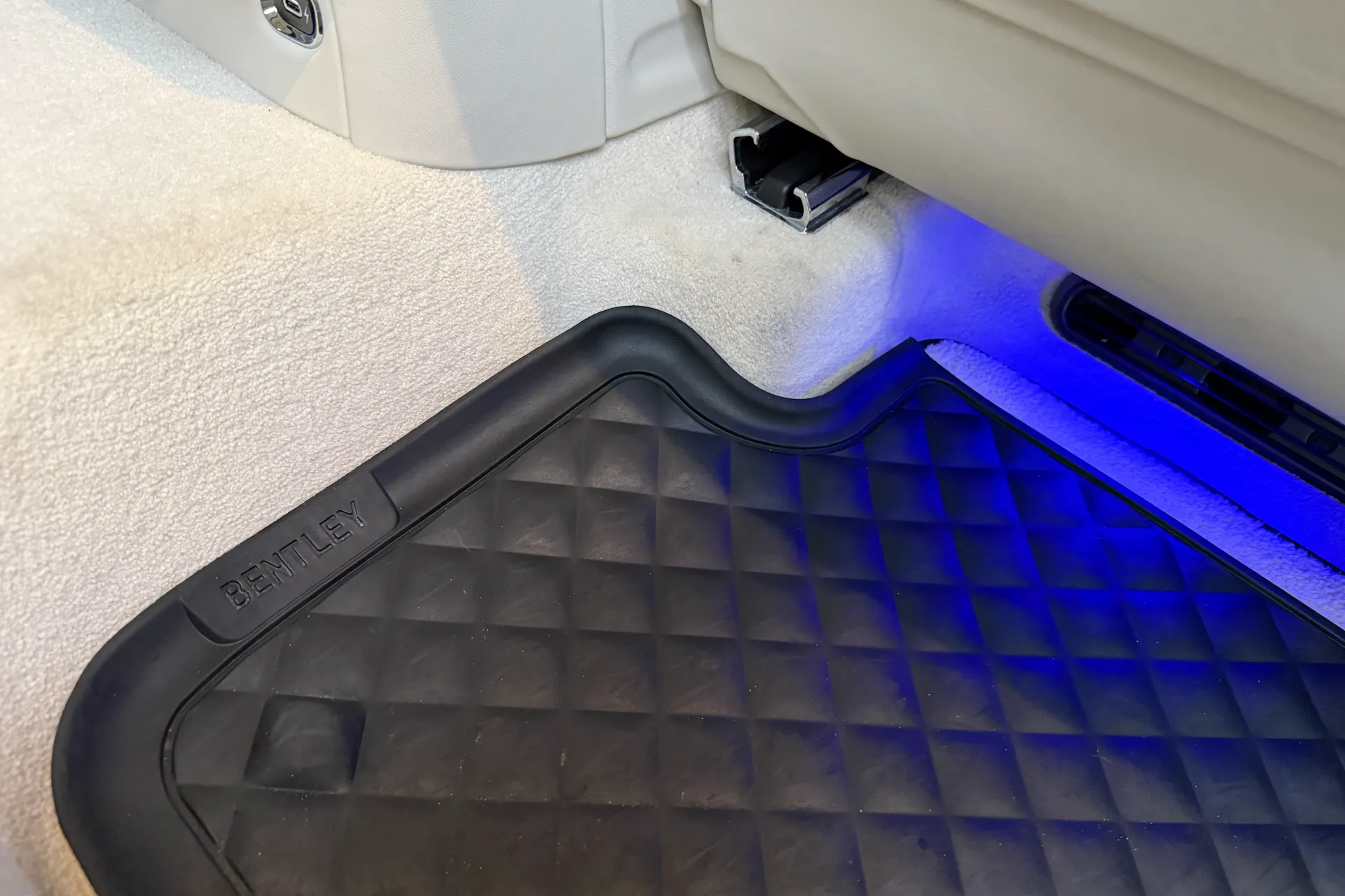 Bentley BENTAYGA thumbnail image number 33