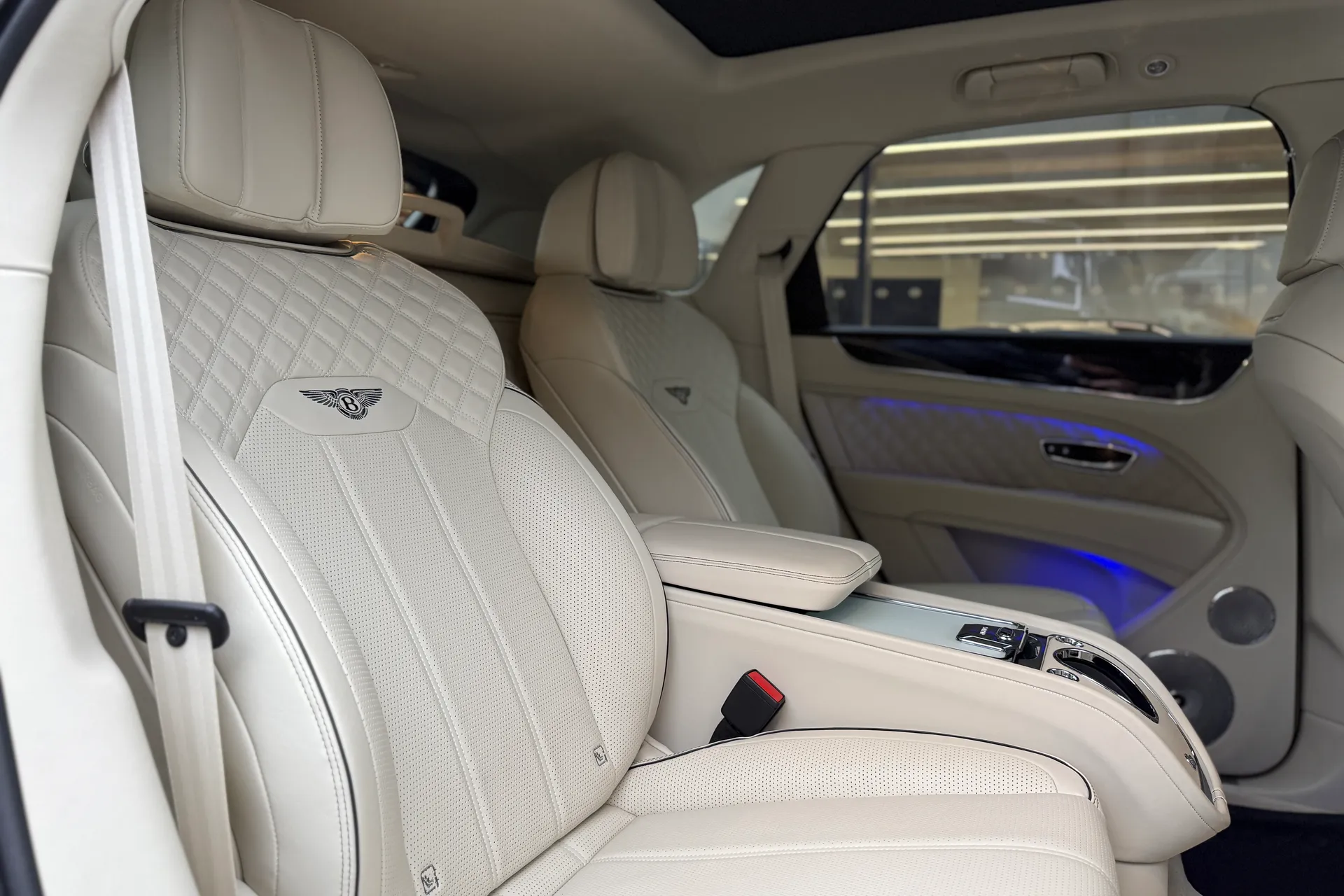 Bentley BENTAYGA thumbnail image number 25