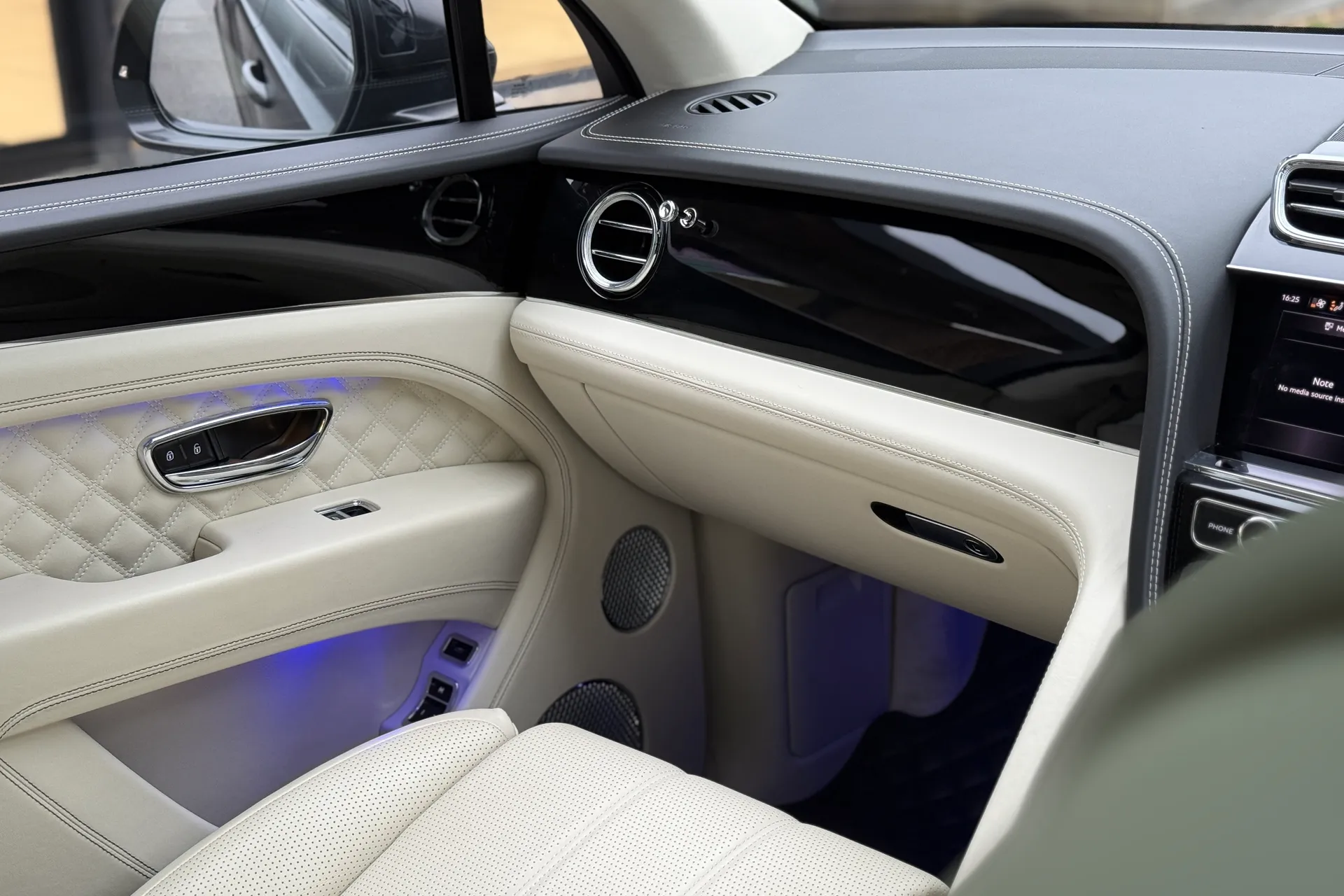 Bentley BENTAYGA thumbnail image number 38