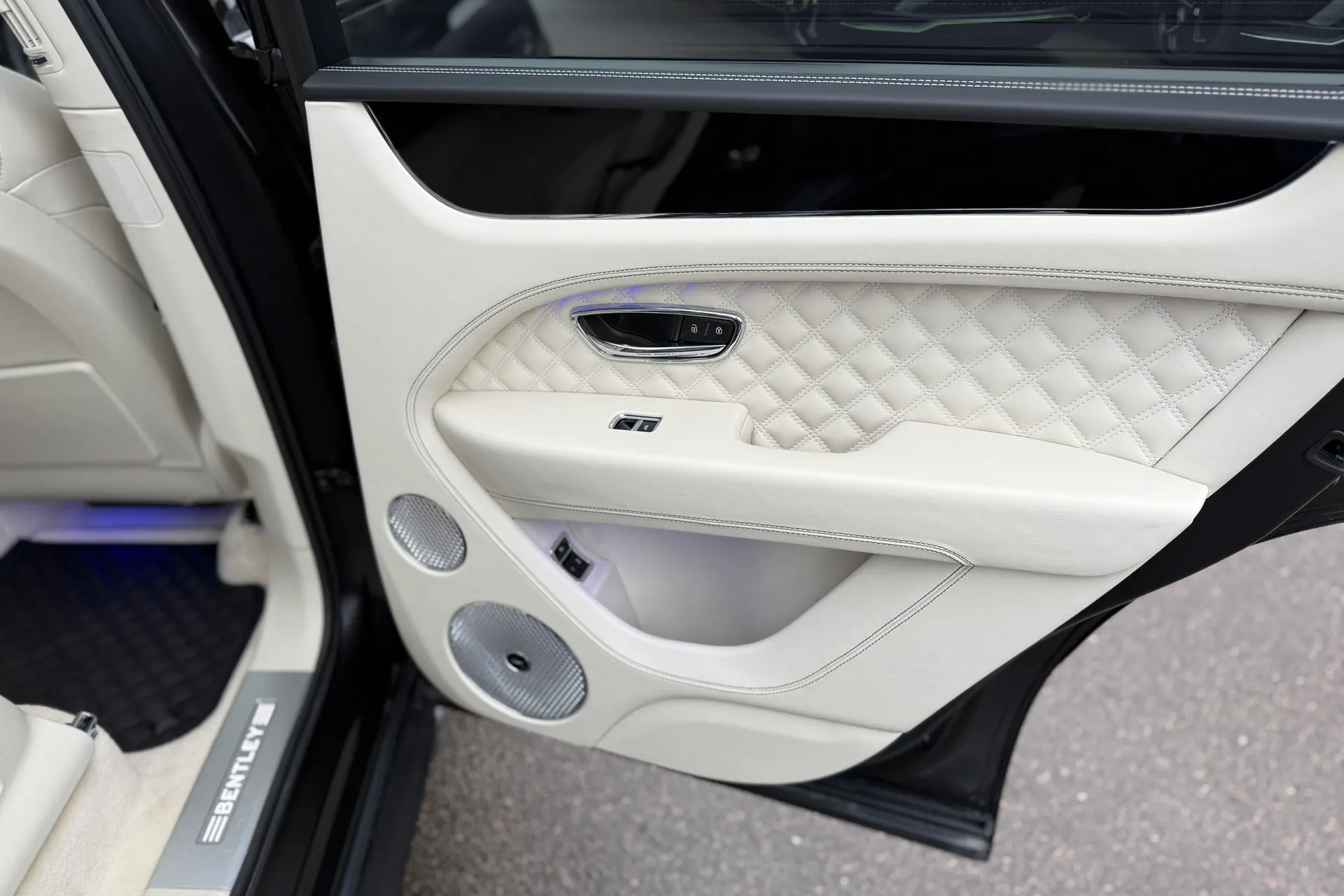 Bentley BENTAYGA thumbnail image number 27