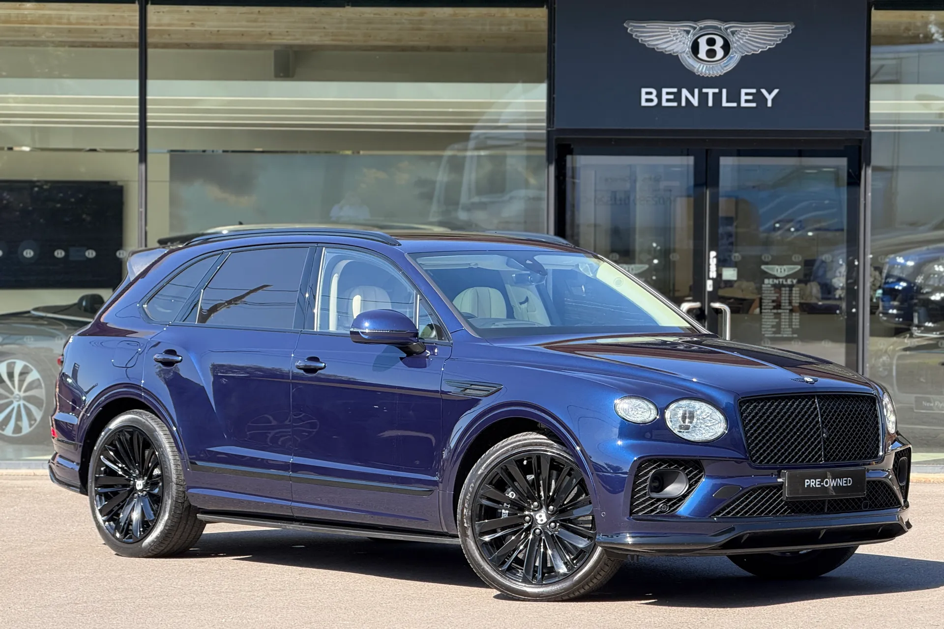 Bentley BENTAYGA focused image