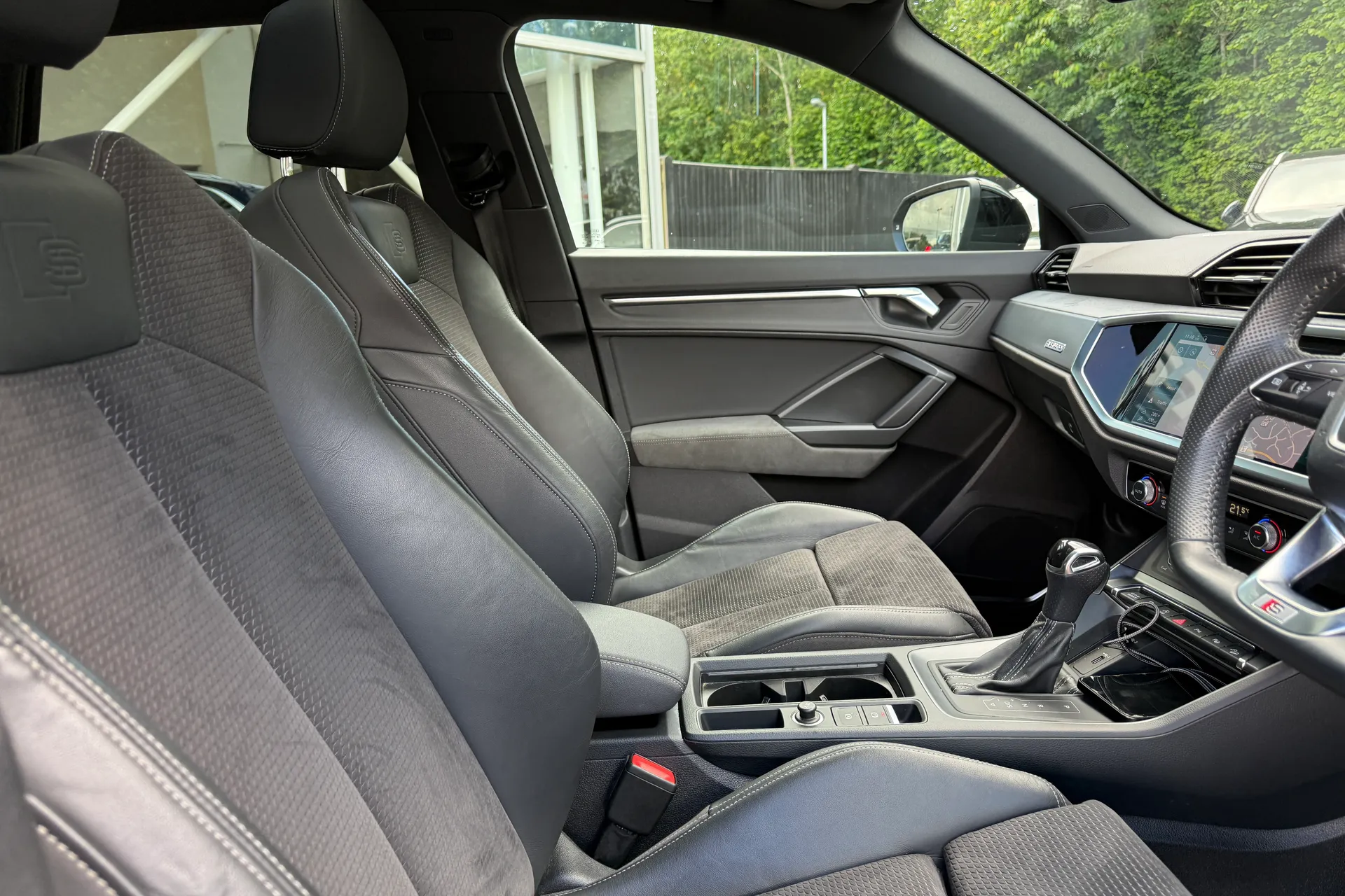 Audi Q3 thumbnail image number 35
