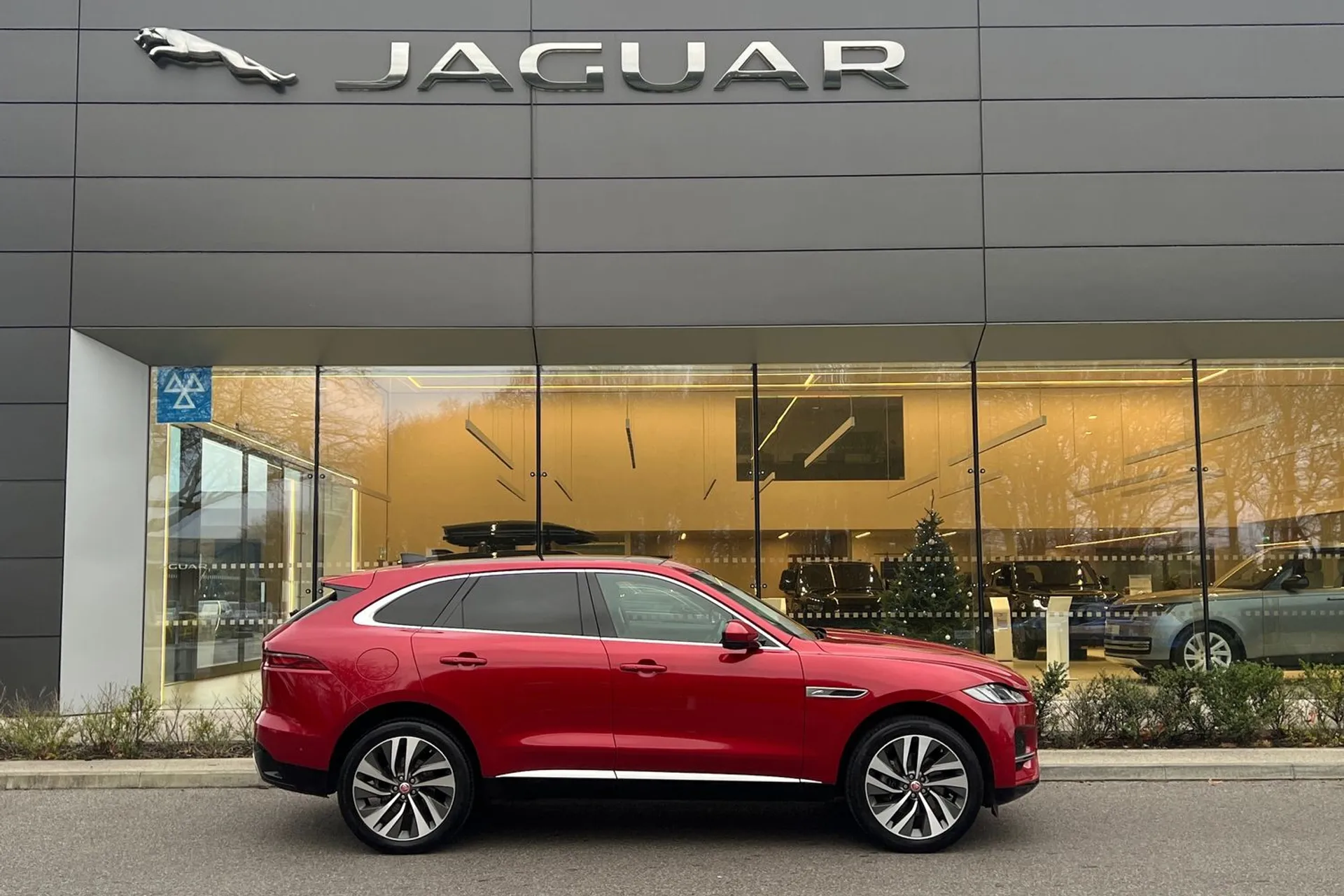 Jaguar F-PACE thumbnail image number 2