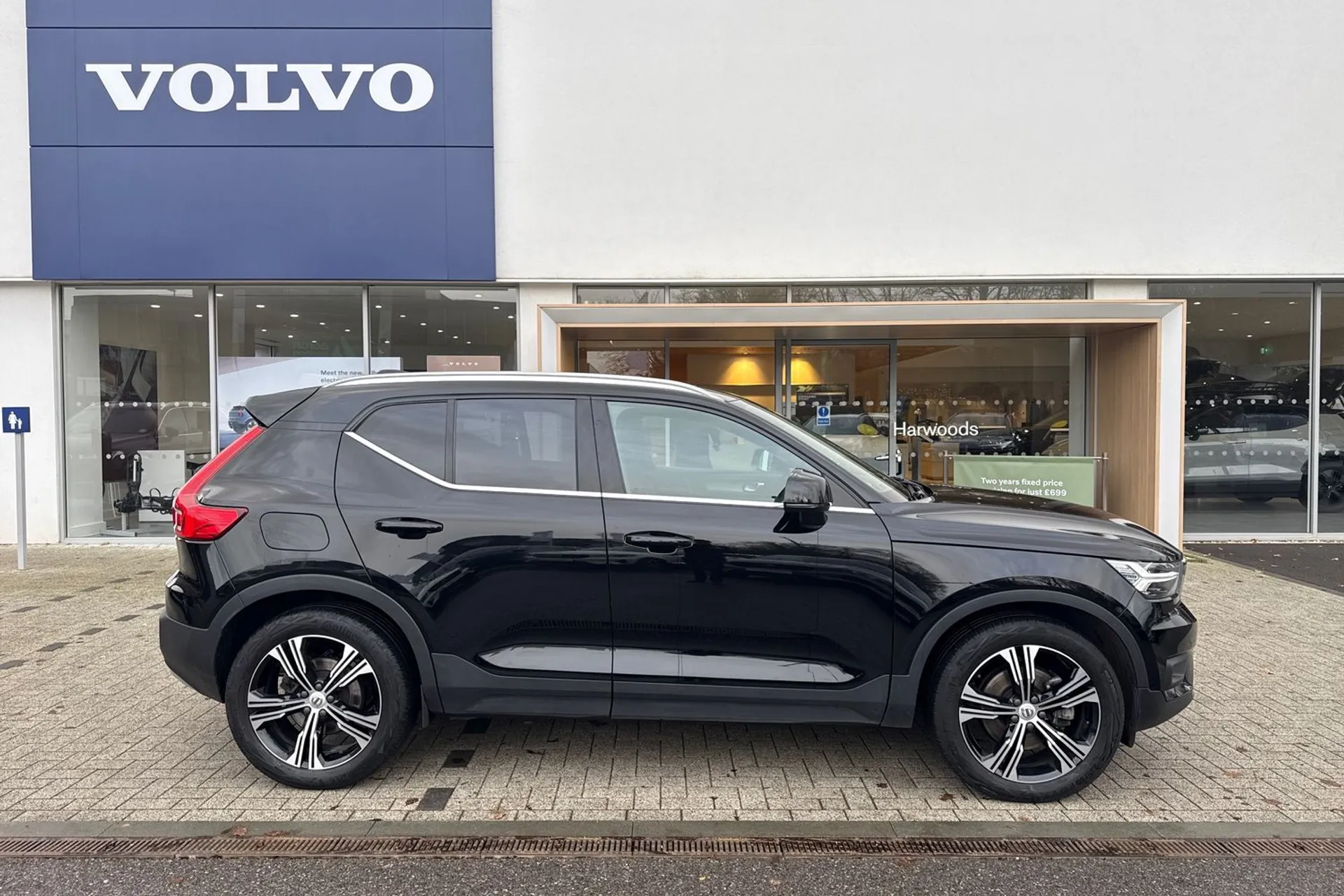 Volvo XC40 thumbnail image number 2