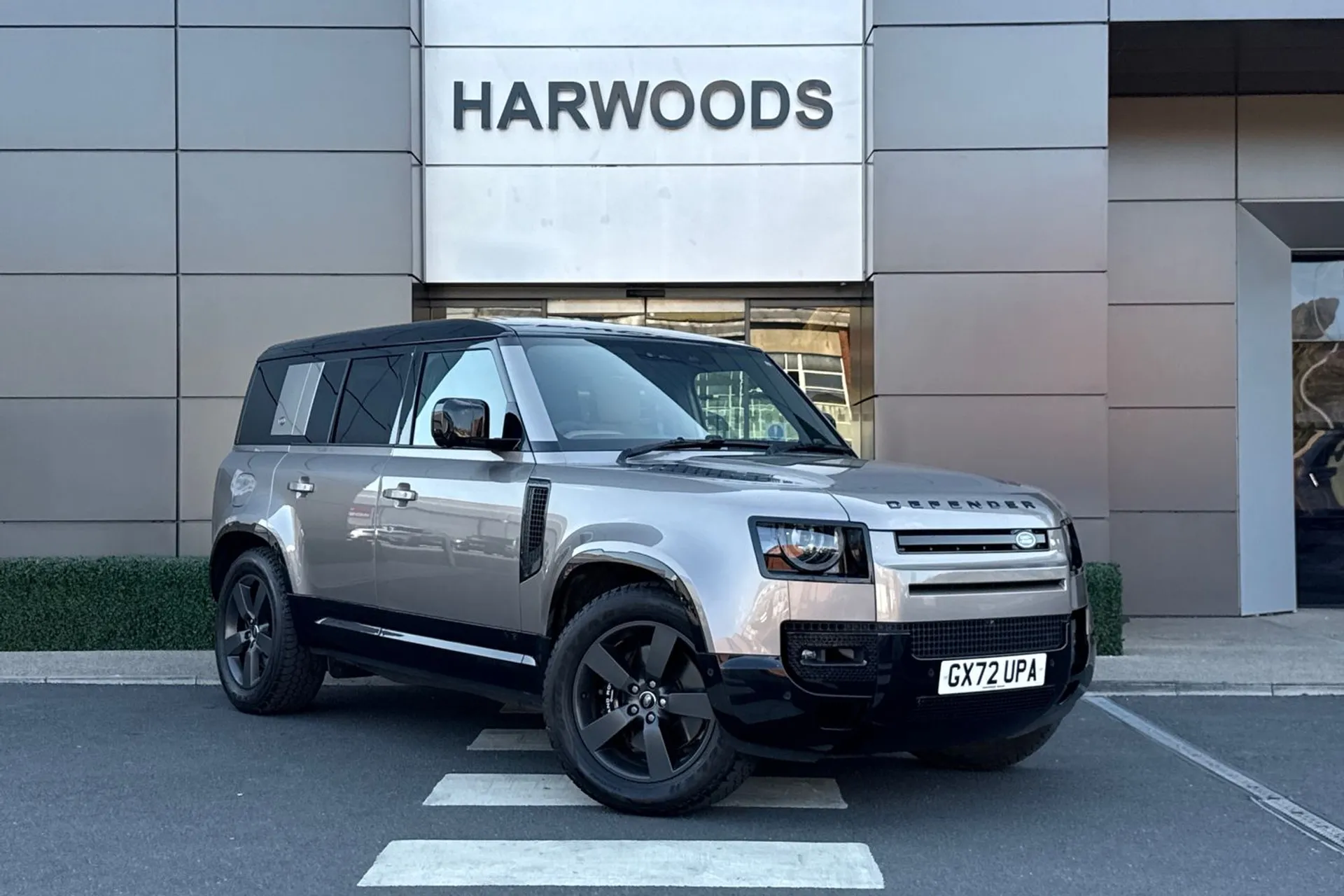 LAND ROVER DEFENDER focused image