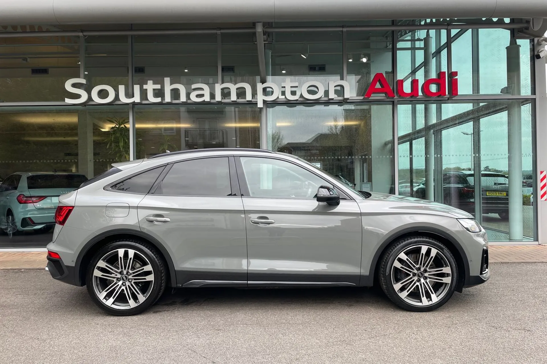 Audi Q5 thumbnail image number 2