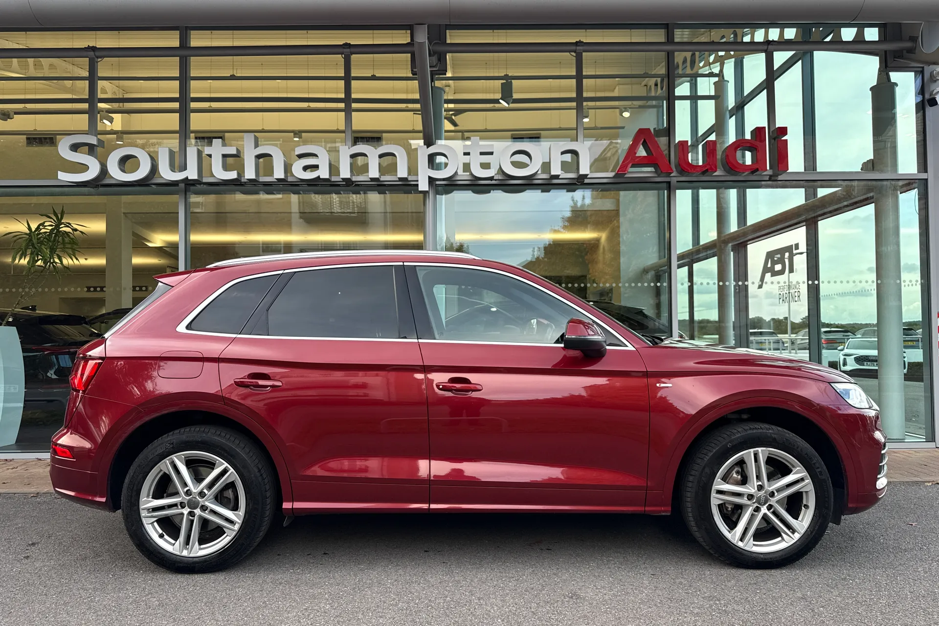 Audi Q5 thumbnail image number 2