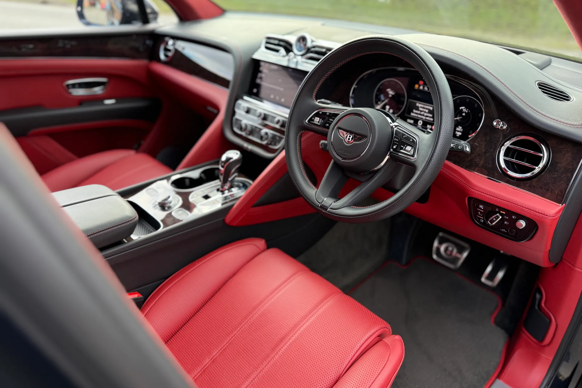 Bentley BENTAYGA thumbnail image number 3