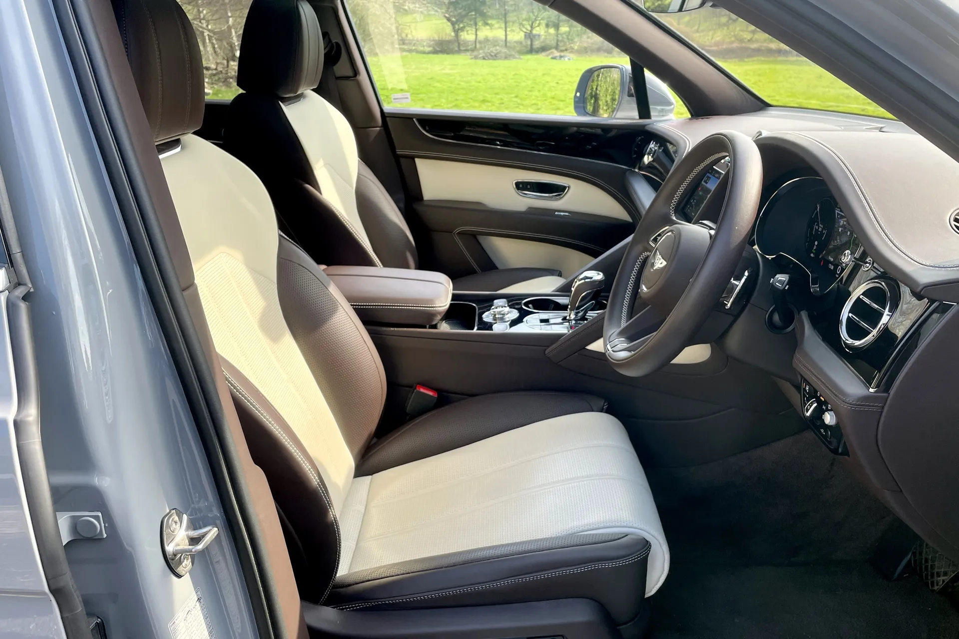 Bentley BENTAYGA thumbnail image number 24